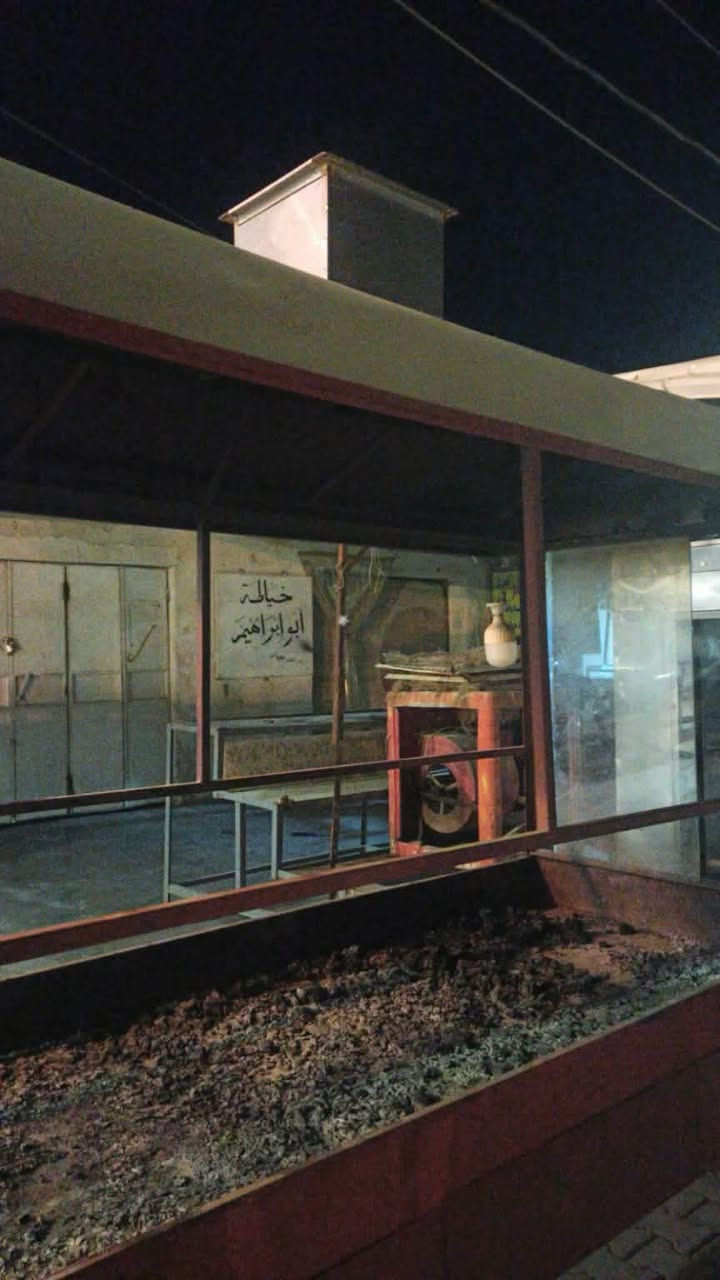 السلام عليكم
شواية دجاج حديد 3 ملم 
عرضها متر وطولها مترين ونص  مع شوايات عدد 6 مع جام حراري 
المكان ناحية الزاب 
سعرها 450 وبيها مجال 

***********
