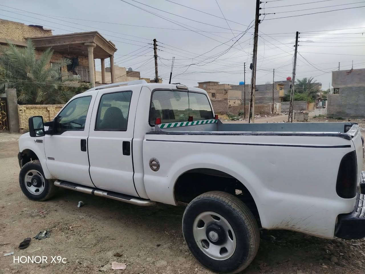 السلام عليكم ورحمه الله وبركاته
فورد F_350  موديل 2007 
اللون ابيض (صبغ عام جماليه) 
كير ومحرك تاهو قبل شهرين شديته V8
السيارة كلش نضيفة وحلوة وجديدة داخل جديد كشر كلش نضيف  تخم تايرات جدد ويل كب جديد صدر امامي خلفي جديد سستم سماعات جدد شاشة جبيرة كير محرك اكسل مكفولات كهربائيات كاملات السيارة عليها تعمير كامل السعر 85 وبيها مجال العنوان بغداد التاجي 
 للأستفسار التواصل مع الرقم ***********

نص مكتوب في الصور:
- HONOR X9c