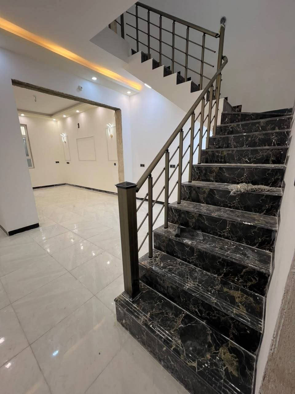 سلام عليكم 
بيت 100متر طابقين جديد ما مسكون🏠
طابق اول استقبال صاله مطبخ غرفه صحيات داخليه و خارجيه
طابق ثاني غرفتين وصاله وصحيات +سطح 
موقعه حي الوفاء ضهر التجاري قريب شارع الكيات 
كامل خدمات 
استفسار 
***********
