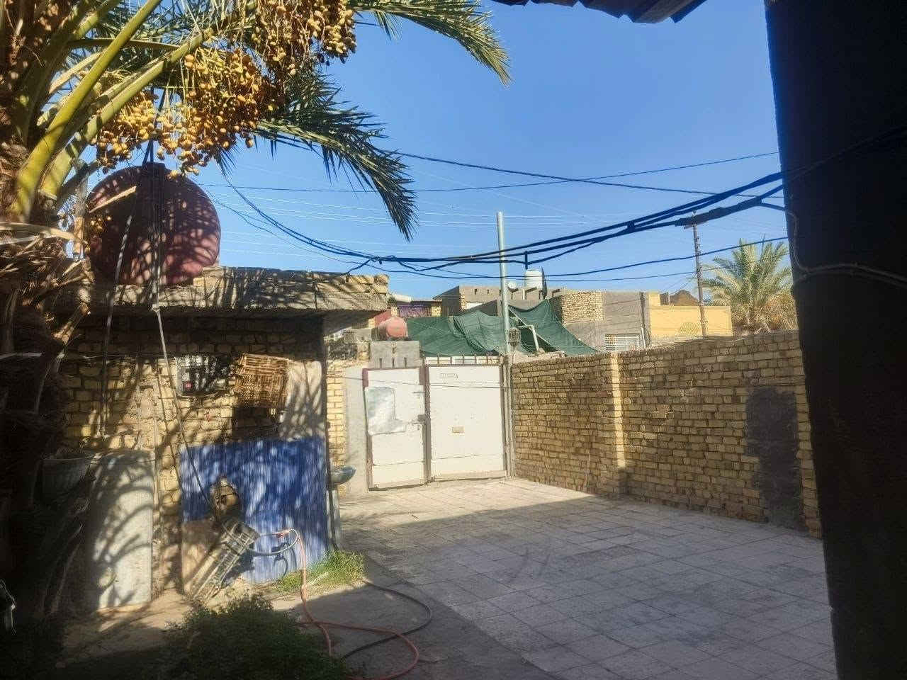 السلام عليكم .تتوفر دار للبيع طابو صرف المساحه 300متر ركن على شارع 10متر والفرع 8 متر بناء بلوك  سقف عكاده السطح فرشي  يحتوي على
‏غرفه عدد 2: 5×4
‏صاله 10×4
‏استقبال9×4
‏مطبخ 3ونص×5
‏مجمع صحيات خارجي 
ممر خلف البيت عرض 2متر على عرض البيت
‏يحتوي على محل تجاري 5×5
‏العنوان .. حي الاصدقاء على الشارع اليفصل بين حي العسكري وحي الاصدقاء موقع مميز شارع تبليط يبعد عن شارع الحي الرئيسي 200متر تقريبا .السعر مناسب جدا 95 وبيه مجال قليل .
ملاحضه..الدار مطلوب 30 مليون للبلديه تدفع  اقصاط سنويا لفترة 4 سنوات .المشتري اذا حاب هوة يدفع الاقصاط السنويه لمدة 4 سنوات يكون سعر البيت 65.واذا حاب ابو البيت يدفع الاقصاط السنويه .يدفع المبلغ كامل 95 مع مجال شي بسيط جدا...الشراي تفضل خاص او اتصل ب*********** يتوفر واتساب
