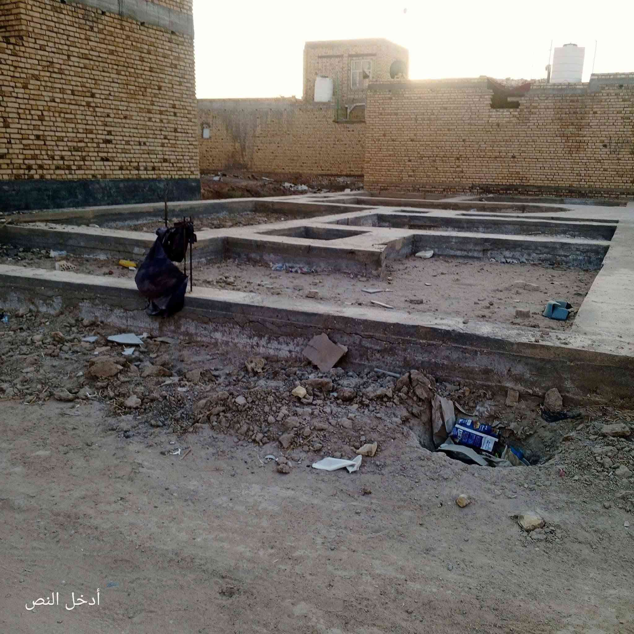 قطعةزراعي 200م بالجوادين
شارع عبد العالي( وجه بالشارع النازل) 
 تبعد 150م عن الشارع العام 
تحتوي على حصيرة  صب درجه اولى
غرفتين وصاله واستقبال ومطبخ وصحيات 
خدمات ماء وكهرباء ومجاري دفن
السعر 32 وبي مجال
***********

نص مكتوب في الصور:
- الشارع النازل شارع الحاج عبد العالي
- أدخل النص