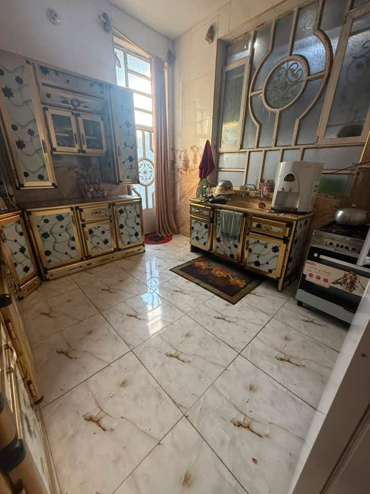 السلام عليكم دار للبيع بالعريفيه  مساحه200متر قاطين القاط الثاني يحتوي على غرفتين سندويج اي ستفسار عله الرقم ***********
