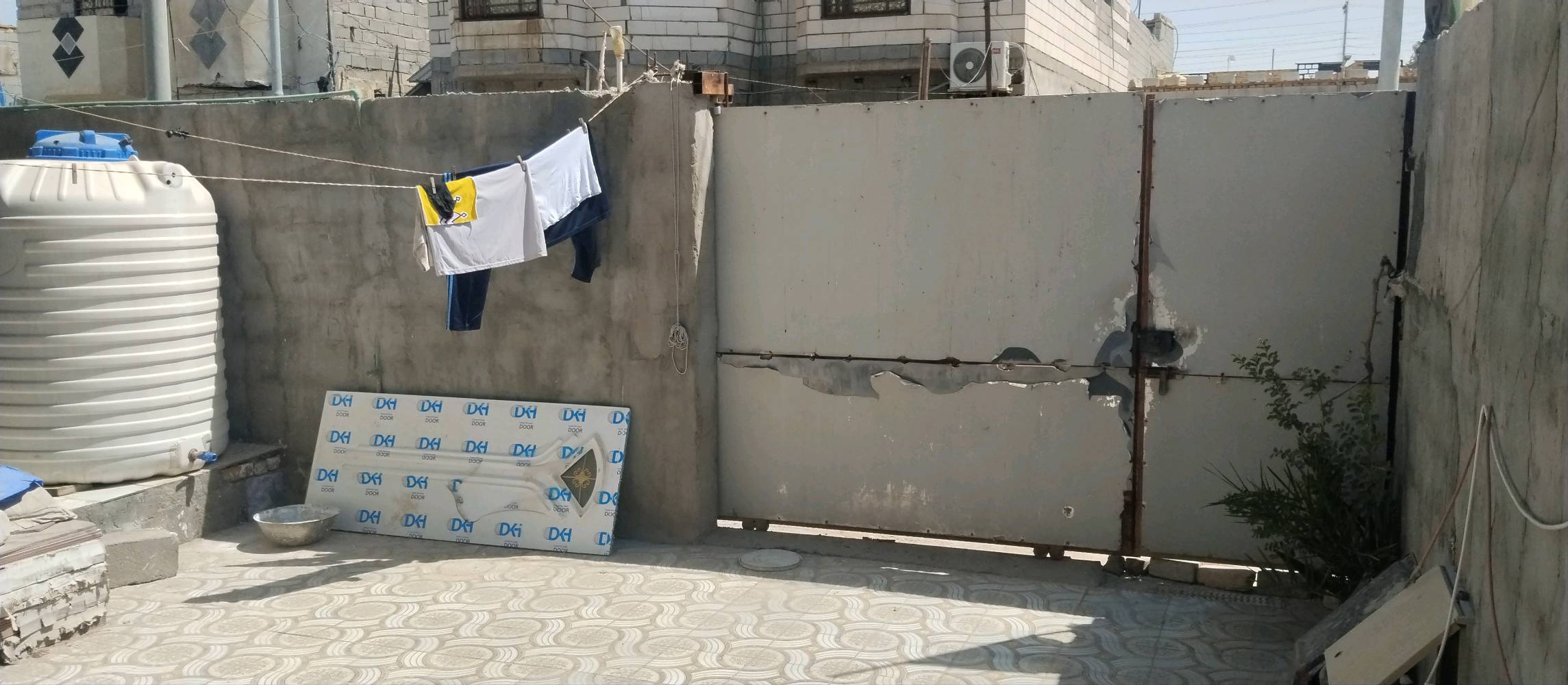 السلام عليكم البيت بلدية للبيع في ابي الخصيب عويسان شارع القصور قرب شارعالشهيد حسين الكناني داخل الفرع 
سعر 56 بيه مجال و قابل للتفاوض و البيت بعده جديد و البيت يحتوي على قرفتين2 ومنور و هول و صحيات داخليه و مطبخ و استقبال و ديوانيه و صحيات خارجية و كراج اتساع سيارة كبيره مساحته البيت 200 متر 
رقم الهاتف تواصل واتساب ***********