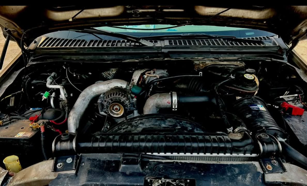 سلام عليكم وحش من وحوش الفورد f350  سياره جاهزه  وين ميعجبك اطلع بيها بيها منضومه زنون كامله سياره 8 سلندر كاز تك سوبر المرغوب  بيها خيط بخار تجي وشوفها بعينك سياره باسمي تحويل ثاني يوم رقم شمالي جديد هزه جديده لا صبغ ولا ضربه مكفوله سياره أصوليات سياره كله كامله سعر السياره (75) وبيها مجال قليل مكان السياره ( بغداد / مدينه الصدر / سوق الاولى) رقم الهاتف (***********)
