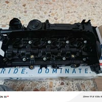 هذه القطعة هي غطاء محرك / غطاء الصمامات (Cylinder Head Cover / Valve C...