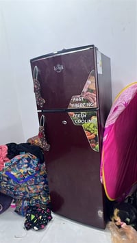 ثلاجه نضيفه جدا مستخدم شهرين مكان غزاليه سعر 200 نهايته 07737018532
