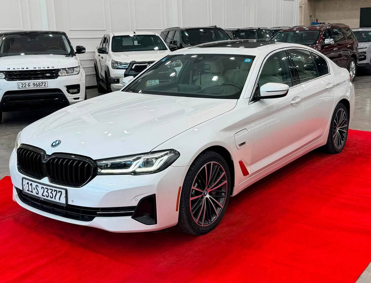 🇩🇪 BMW 530i موديل 2023 - کت M بلادي 🇩🇪
🔹 المواصفات الفنية والأداء:
 الموديل: 2023
 النظام: هايبرد (بنزين + كهرباء) 3 أنظمة قيادة
 المسافة المقطوعة: 63 ألف ميل
 اللوحات: رقم بغداد باسمي (تحويل مباشر)
 الفحص والسنوية: هزّة وسنوية جديدة
🔹 التصميم الخارجي:
 كت M بلادي
 فتحة سقف (سلايد)
 ويل كب قياس 20 أصلِي
 جنطة كهرباء
🔹 التقنيات وأنظمة الأمان:
 داتا شو (Head-Up Display)
 قيادة آليّة + نظام التوقف الذاتي (Auto Park)
 رادارات متكاملة (أمامي + خلفي + تحديد مسار + نقطة عمياء بالمرايا)
 حساسات أمامي وخلفي
 مرايا كهرباء
🔹 الداخلية والراحة:
 كشنات كهرباء (3 وضعيات منفصلة + ذاكرة حفظ Memory)
 إنارة داخلية متعددة الألوان (Ambient Lighting)
 تكييف قطعتين
 بردات بلادية
 بصمة تشغيل وتضمين ماوس تحكم
 شاحن وايرلس
🔹 الحالة والضرر:
 الكفالة: كفالة عامة.
 الضرر: حادث بسيط جداً (دعامية خلفية + نص دعامية أمامية فقط).
 الأمان والدواخل: بدون إيرباك وبدون أي ضرر بالدواخل نهائياً.

📞 للاتصال والاستفسار:
 
 ***********
.
.
