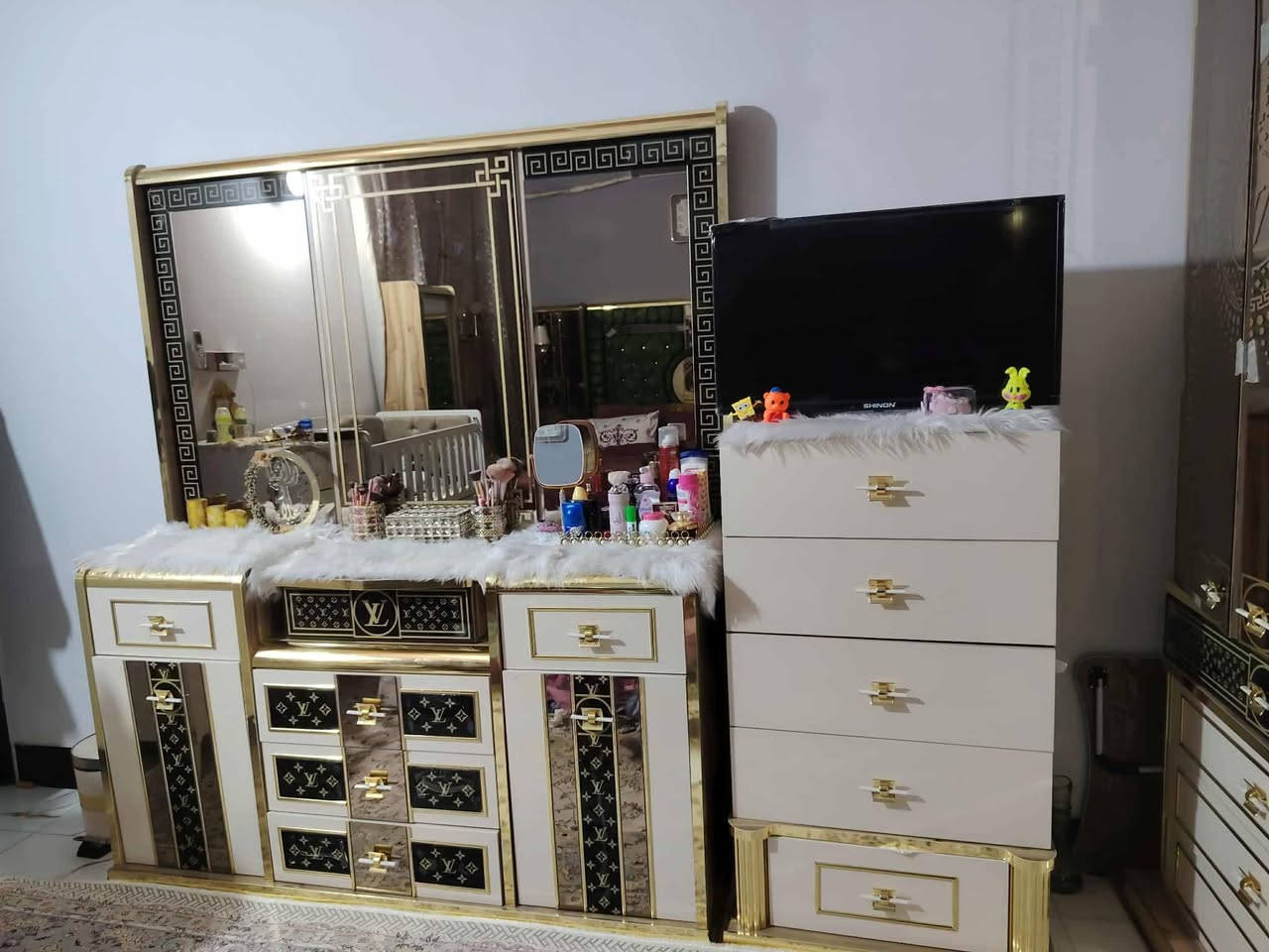 مرحبا عندي غرفه للبيع جديده ضخمه كلش خشب ثقيل ١٠ قطع  *********** للاستفسار
