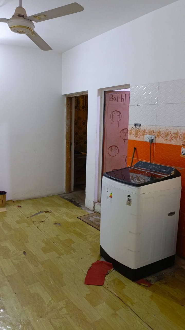 سلام عليكم بيت للبيع شهداء العبيدي الثالثة اول فرع مقابل ملعب البدري مساحة 120. متر سته في عشرين سعر 135 تريد المخالفة والضريبة. 125. قفل بي خمس غرف نوم واحدة اطفال صاله جبيره استقبال بل بداية. ***********. بي وتساب ***********

