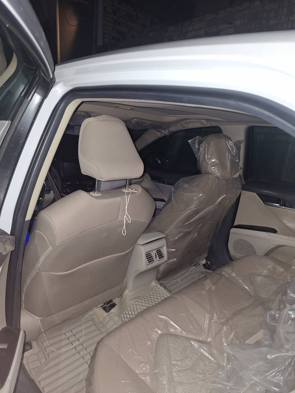 كامري24 GLE هايبرد خليجي كفاله عامه بس بيها شخطه وحده بجاملغ الخلفي بسيطه جدا لسياره وكاله عبداللطيف جدا نضيفه ماشيه ٤٢ الف كيلو فقط لون ابيض كلشي مبيها لا صبغ ولا شي كفاله فوول ونضافه ب ٢٣٥ ورقه وبيها مجال بسيط 

***********
