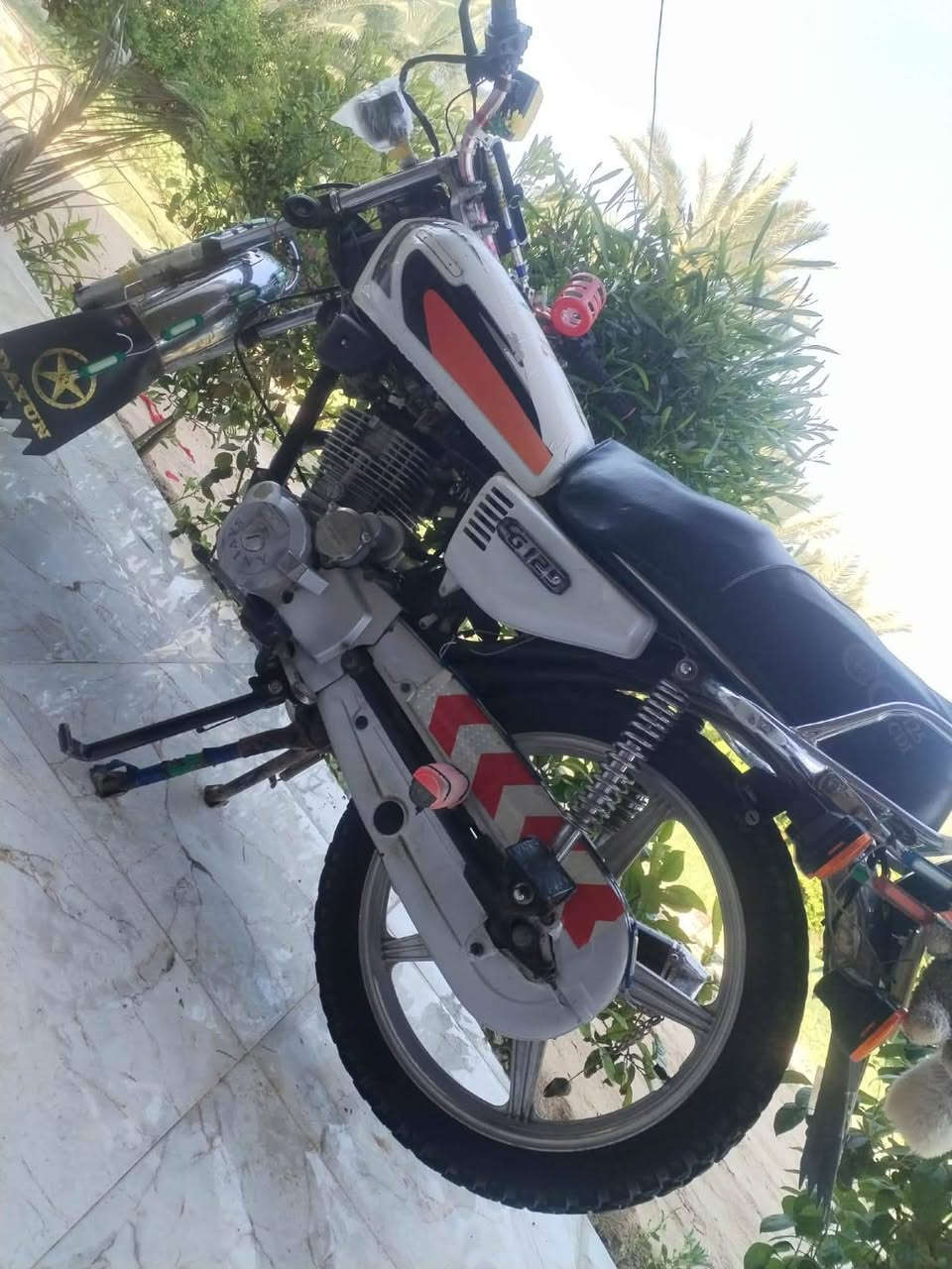 سلام عليكم سيفان للبيع موديل ٢٠ كامل مكمل أي نقص مابي محرك 150 محرك ما مفتوح سعر ٥٠٠ أو بي مجال  خمس أوراق بي مكان ديالى ناحيه السلام الونديه ***********
