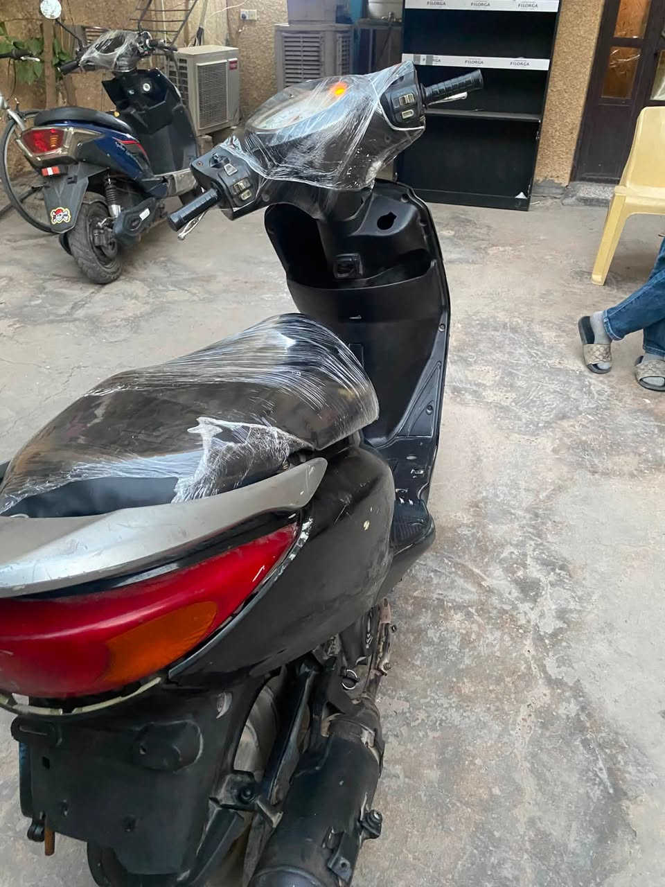 السلام عليكم اعيد النشر بسبب وعود كاذبه الدراجه اكزز بغبغاء نوزل ١٤٠ دراجه قبل ٨اشهر او سنه نازله من رمبه اوراقها موجوده بس ضايعه عيني دراجه تجفتت اول بارحه ولحد الان ع سحك دراجه مكينه ممفتوحه اول مره شلعه ومعدل كفيلك القران شك الكاع اروح بيها للغزاليه واني بالدوره ماعليها شي نقصها بس سويچ وبريك خلفي بس تشتغل هندر نص سلف سعرها ٦٧٥ مكاني الدوره تاخذها متصرف غير دهن وبانزين دراجه رزنه رقمي *********** بس واتساب هورن لايت ناصي عالي كلجات نوزل نضيف فيت بم جديد باتري جديد
