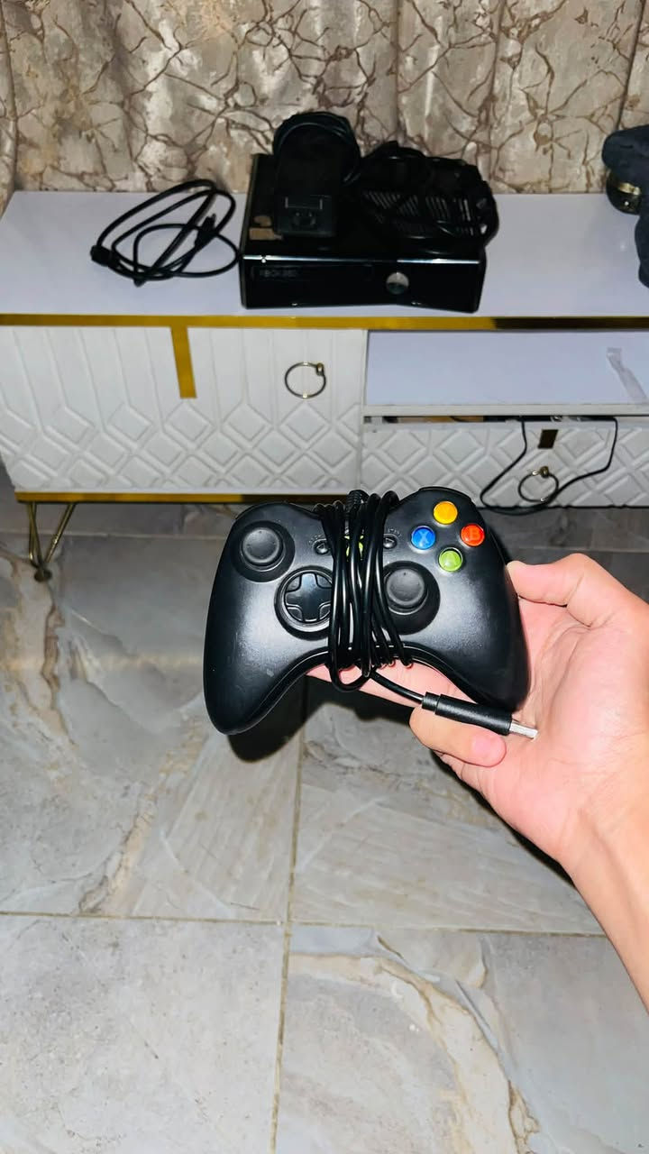 السلام عليكم
اكس بوكس 360 الجهاز للبيع 
االجهاز نضيف مابي اي اشكال 

معه يده 1 وبي العاب بي (فيفا 2016 /بيس 2025 /GTA5) والباقيات مثل الحرب والسيارات الهارد مالته بي اكثر من 40 لعبه 
الجهاز مستخدم لمده شهر 
السعر 30 وبي مجال 
التواصل مع الرقم 
‏***********
