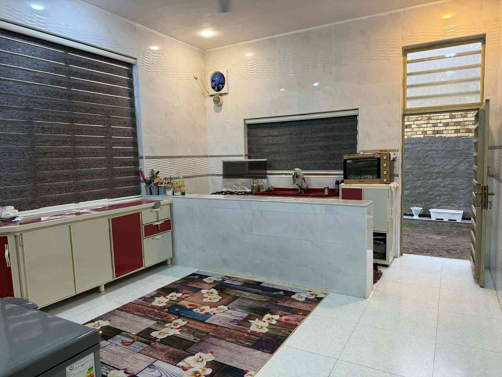 بناء جديد اقل السنة بيع مستعجل بسبب الضروف 
@الجميع السعر 150

نص مكتوب في الصور:
- بيت للبيع المساحه الكليه 300 م مساحه البناء تقريبا 190 م الواجهه 20 م النزال 15 م عرض الشارع الفرعي 7 م الشارع التبليط 14 م ثاني بيت على الشارع التبليط يتكون البيت من مدخل 2.5 م × 1.5 م استقبال 6.5 م × 4 م صاله كبيره على شكل حرف T تقريبا 9 م × 4 م عدد الغرف 2 وحده نظام الأبواب خشب تركي درجه اولى سويت 4.5 م × 4.5 م حمام داخلي وخارجي حديقه جانبيه 10 م × 4 م السطح شتايكر أربيل السقف كونكريت مسلح نظام كامرات مراقبه نظام الكهرباء والماء والمرازيب والنت كلها دفن ارضيه سيراميك درجه اولى