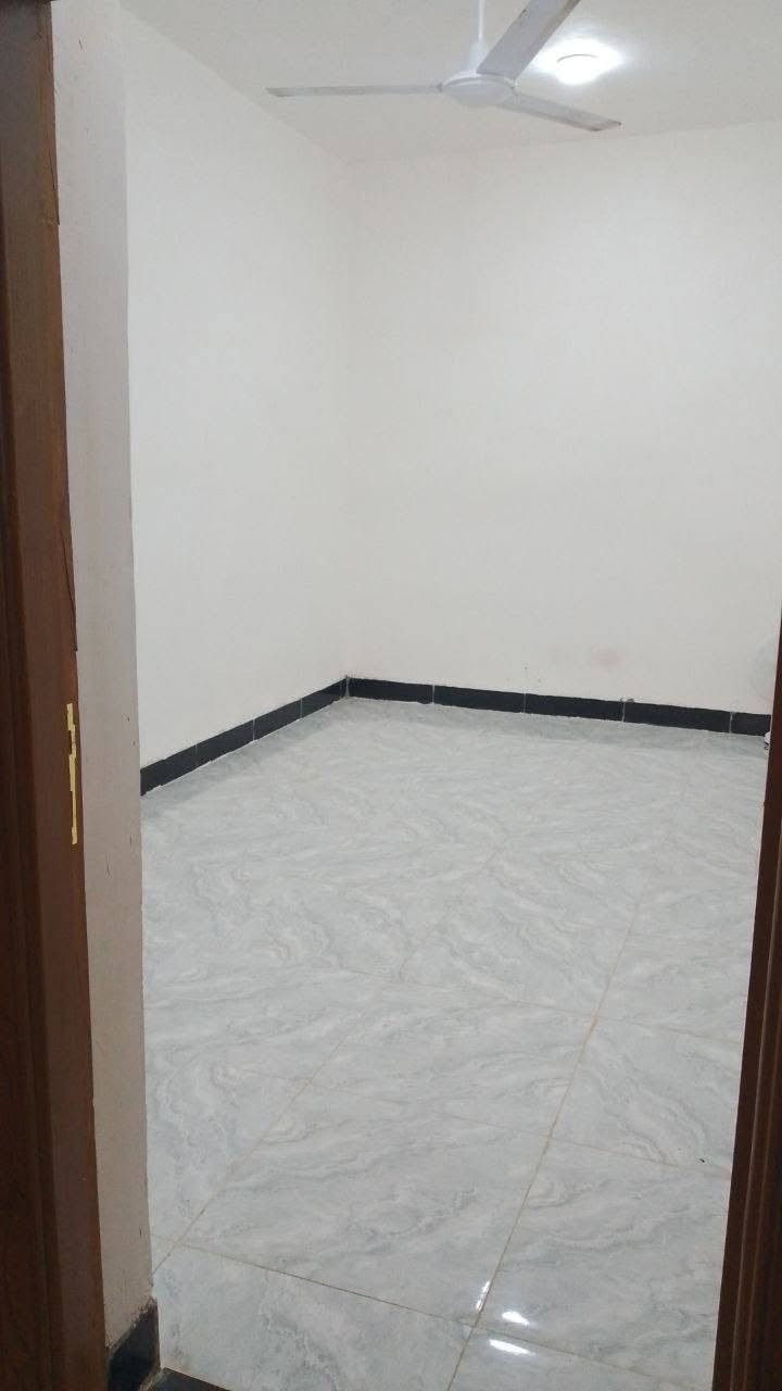 من رخصة المدير: بيت للبيع مساحه 110حديث سقف كونكريت صب  غرفتين نوم واستقبال وصاله ومطبخ ومناور وصحيات داخليه وخارجيه شارع تبليط باب بيت بيت مناقص شي سعر 44مع مجال عنوان نجف شارع صب عمود 314تواصل خاص او اتصال ***********
