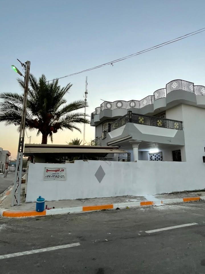 بيت للبيع
العنوان المقداديه المطار خلف معارض السيارات 

المساحه 250 متر 
طابقين يحتوي على غرف عدد ٢ 
استقبال ومطبخ وصاله 
الطابق الثاني غرفتين وصاله 
بناء طابوق 
شارع تبليط ومجاري حديث
للاستفسار : ***********
