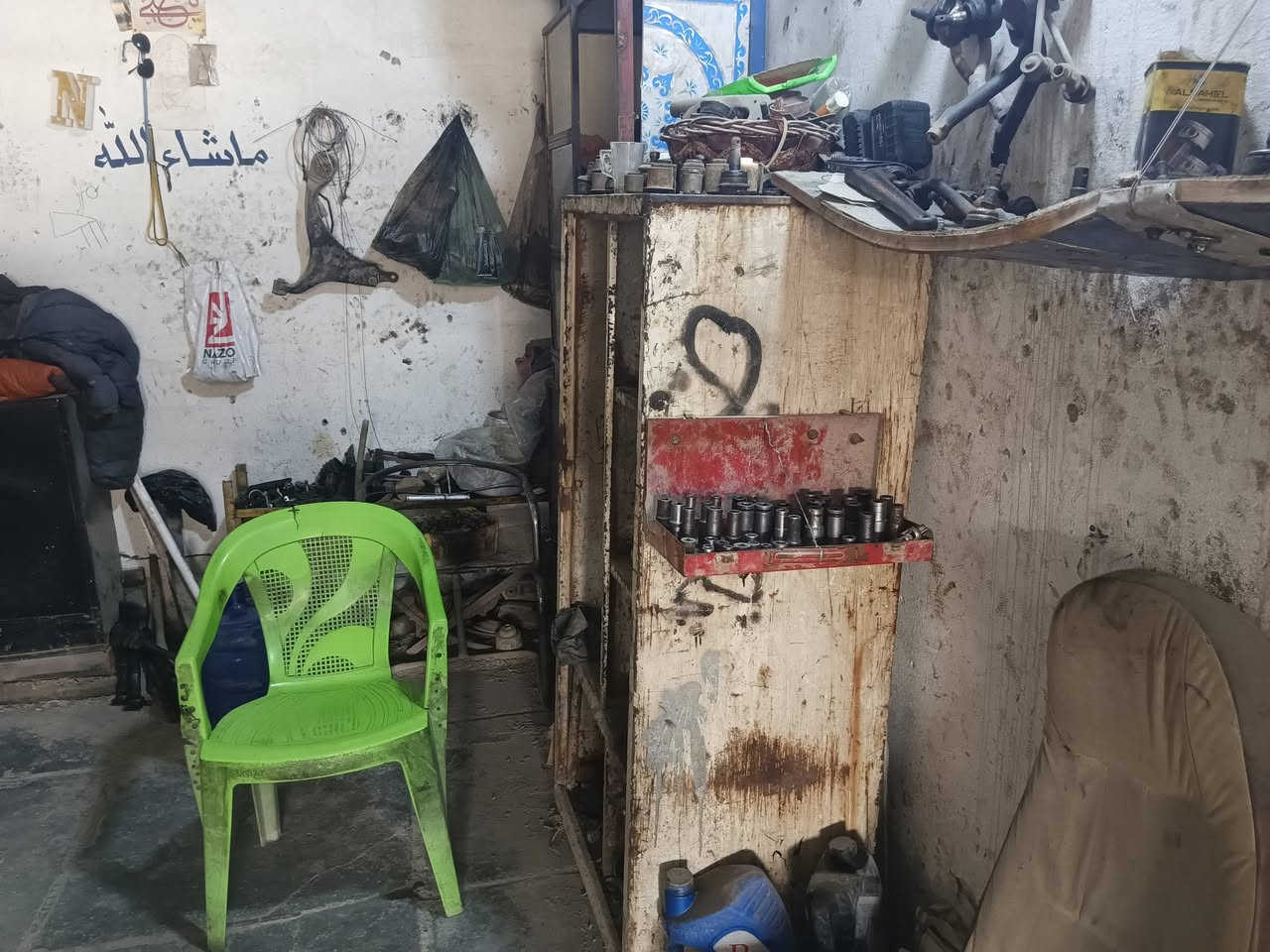 بيع عدد كامله محل حداد صدر 
الهاتف ***********

