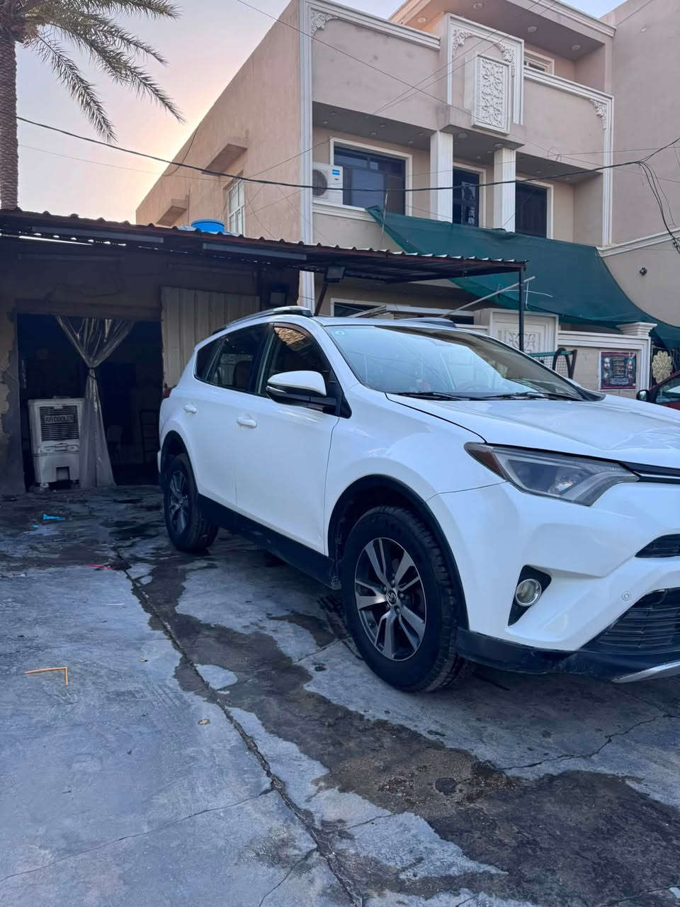 السلام عليكم 
للبيع سيارة تويوتا راف فور موديل 2018 رقم بغداد انكليزي وارد امريكي مواصفات XLE حادثة جاملغ امامي وخلفي عكس جهة السايق وباب الصندوك مبدل اباب بلادي ونفس اللون وبيه والبنيد بارد و تكحيلات بسيطة السياره نظيفة وجاهزة مابيه اي نقص تايرات جدد وباتري جديد وموجوادت الوصل السياره باسمي تحويل مباشر مكان السيارة بغداد صور الحادث والسونار من ضمن الصور  السعر (155) وبيه مجال او مراوس براف فور  او سورنتو او سبورتج احدث حسب القناعة  للاستفسار *********** واتساب او اتصال
