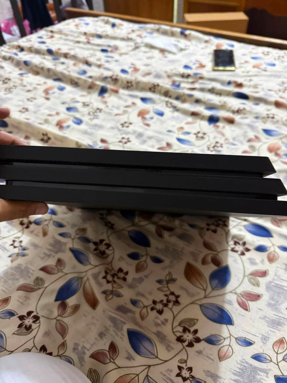 بلي فور 1 تيرا للبيع، الجهاز مهكر وما بيه ألعاب حاليًا، وياه 3 جوستيكات، اثنين أصليات وواحد تجاري، ومعاه يو بي إس، والجهاز جدًا نظيف.
الجاد بالشراء يتواصل وياي واتساب أو اتصال حتى يعرف السعر.

📞 ***********
