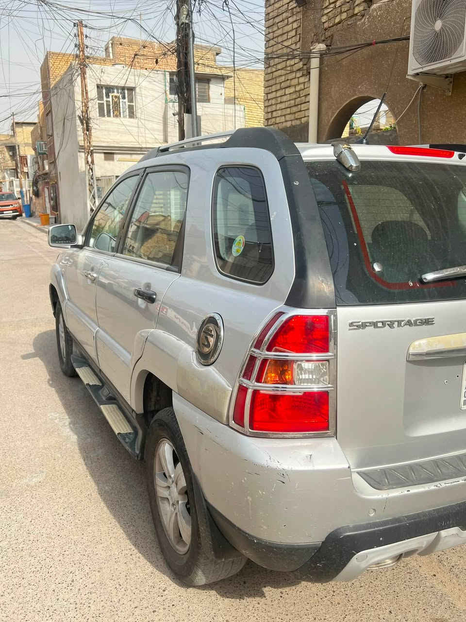 السلام عليكم
كيا سبورتج خليجي موديل 2009 
محرك 2000 سياره جهازه من تبريد ومحرك وبيها بجاملغ جهه الصدر حار وخشم البنيد والضربه ما واصله لغود وماشيه 269 الف مابيها سونار السياره وسعر 105 مكان بغداد الشعب 
***********
