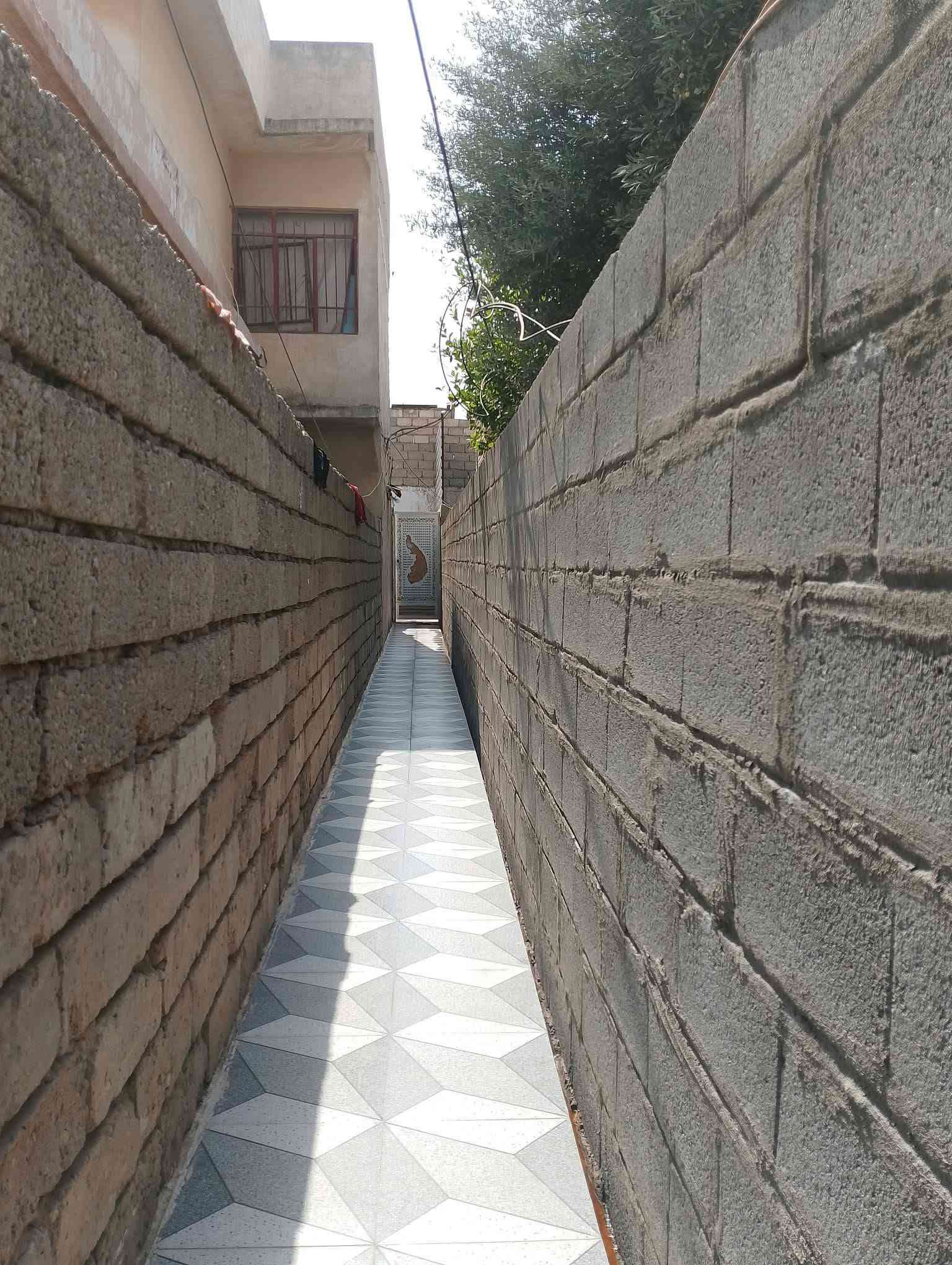 بيت للبيع في حي القاهرة 90 متر غربي.. مربع غرفتين وهول ومطبخ وصحيات..سايدين النهضه مقابيل المدرسه ابن القيم الجوزيه.. البيت صاير دوسه.. السعر 45 مليون.. ملك طابو..***********
