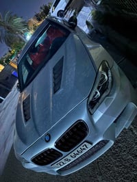 m5 f10 bmw للبيع محرك ٤.٤ تون توربو  عليها تزويد هواي بنيد كاربون فايب...