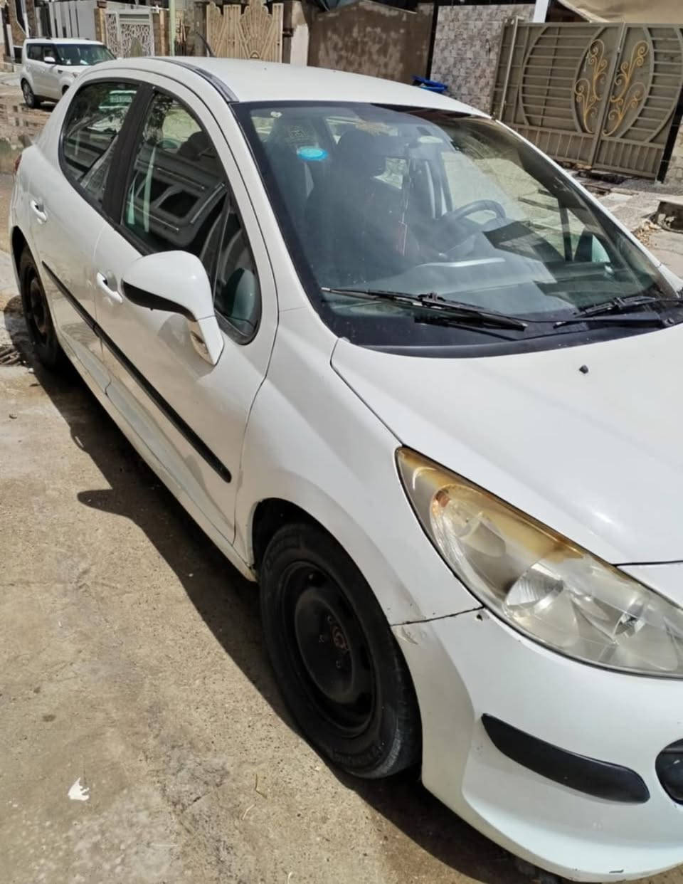 فرصة لاهل المصلحة سيارة بيهاخلل كهربائي 
شتريتها وانا مو جناي بيجو 
بيجو 207 فرنسي موديل 2009 رقم بغداد كير محرك مكفولات  ضررها جامرلغ جهةالسائق بدون داخل و غرفتها  كلش نظيفه تبريد عاطل 
 السعر 38 وبيها مجال 
مكاني بغداد ابو عريب 
***********
