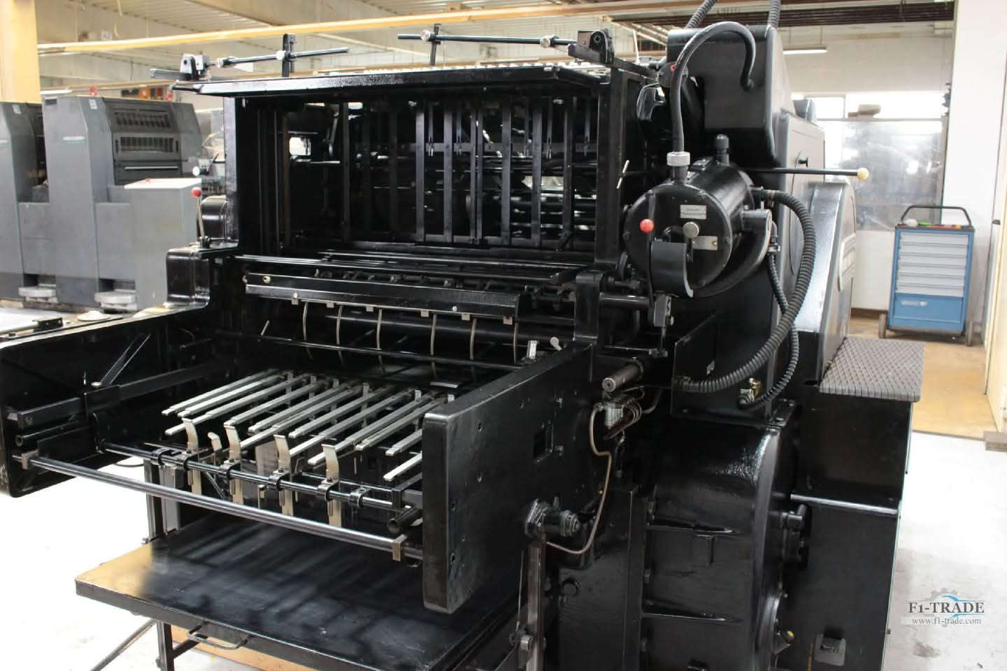 Original Heidelberg Cylinder الألمانية الغنية عن التعريف، موديل SBB.المقاس: 57×82 سم (22.5 × 32.25 بوصة).الاستخدام الحالي: تكسير، ريجير، وقص بدقة وضغط عاليين (تصلح لإنتاج علب الكرتون والتغليف الصناعي).الحالة: الماكينة بحالة ميكانيكية ممتازة، وتعمل بكفاءة عالية، بكامل أجزائها الموضحة بالصور.المعاينة: الماكينة جاهزة للمعاينة والفحص والتشغيل التجريبي في المطبعة قبل الشراء.الماكينة معروفة بقوتها وقدرتها على تحمل ضغط العمل الشاق ومطلوبة جداً في السوق. للجادين فقط، يرجى التواصل عبر الرسائل الخاصة أو الاتصال على الرقم: 
[ ***********].
