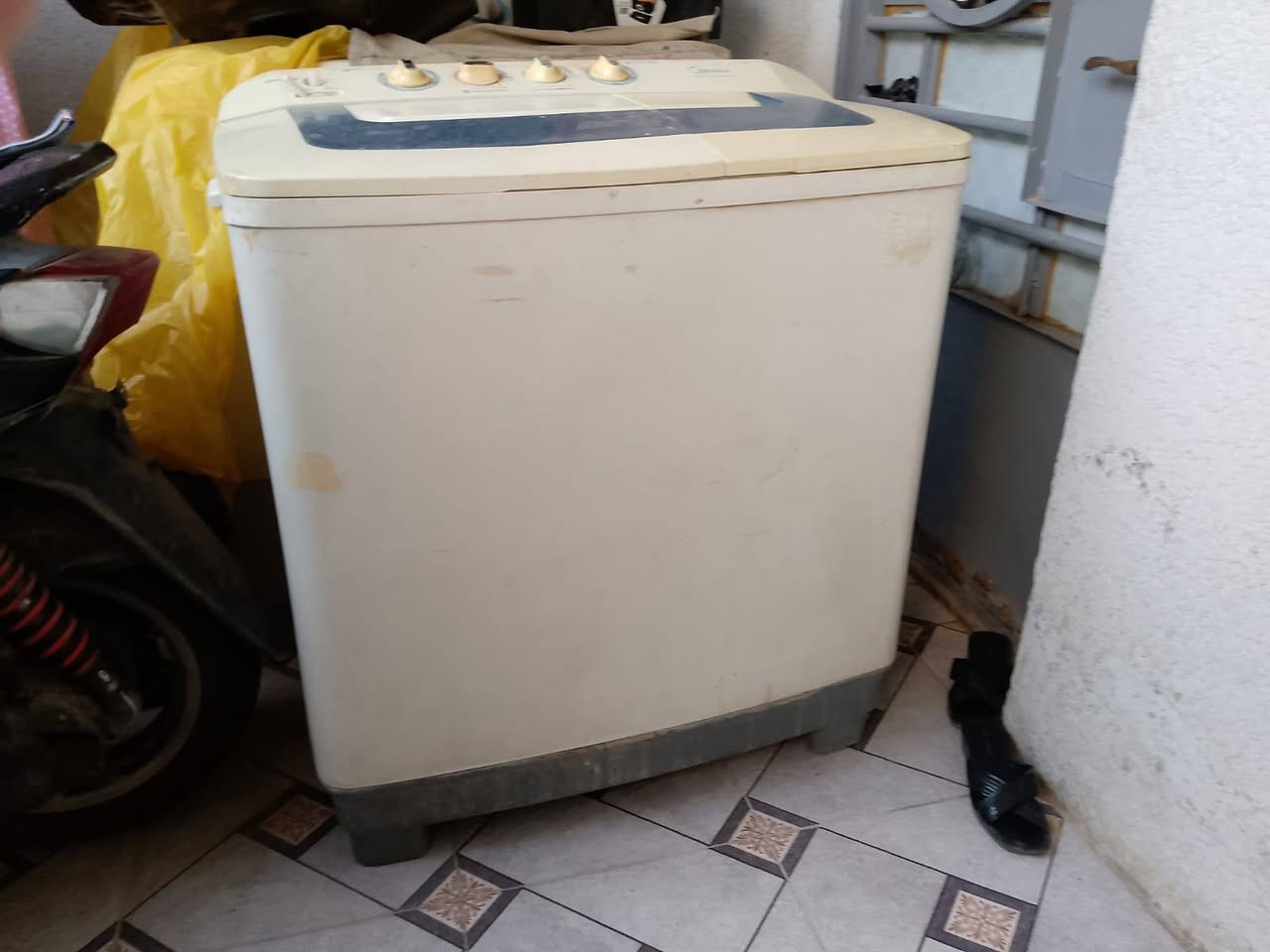 السلام عليكم
غساله midea (ميديا ) نضيفه وشغاله وحلوه
٦٥ وبيها مجال قليل
***********
مكاني بغداد
