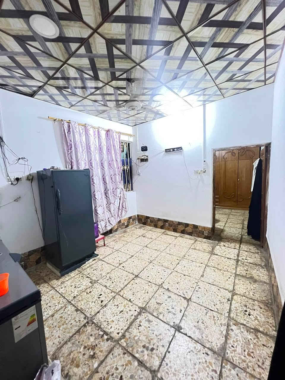 بيت للبيع
مساحه 75
غرفه وصاله ومكشوفه ومطبخ وطارمه وتخاريج 
السعر : 31 مع المجال 
العنوان : النجف /كوفه /حي 17تموز /سايدين الملعب بفرع اسواق جوري مول
للتواصل والاستفسار ع الرقم :  ***********
