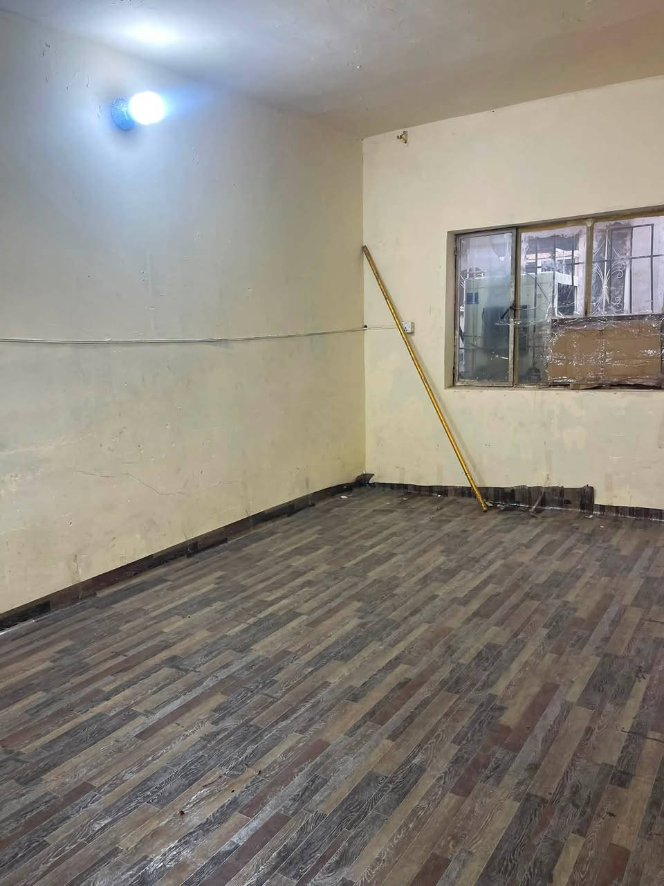 دار ايجار مساحتة 100 متريحتوي (كراج/استقبال/مطباخ/غرفة نوم) الطابق دراج معزول خارجي (سطح غرفتين نوم) سعرة (550) موقع نهايت حى اور خلف جامع امام الحسين (ع)اتصال (***********/***********)مرجعت مكتب ابوخالد الكلابي
مكتب الحاج أبوخالد الكلابي للعقار@
