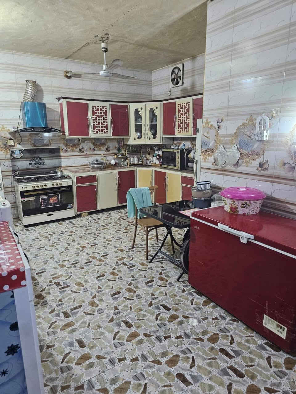 المساحة: 250 م² واقع حال اكثر
🏡 البيت طابقين 

يتكون من:
• غرفتين نوم
• غرفة سويت + غرفة نوم عادية

• حديقة كبيرة
• طارمة تسع 3 سيارات

📞 للاتصال:
***********

📱 واتساب:

***********

