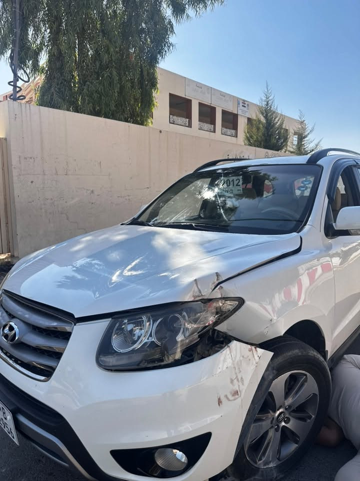 سنتافي  12 وارد خليجي v4
فول موصفات 
معروفه موصفاتها
ضررها حافة الجاملغ + حافة البوند او بيها كم ملاحضه صور الضرر مرفوقه
للبيع او مراوس حسب القناعه 
سعر 147
واتساب ***********

