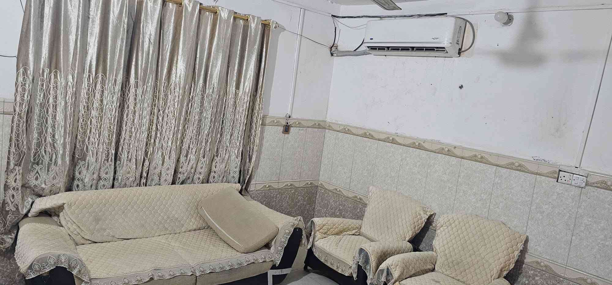 مشتمل ارضي للأيجار✅️🌷
يحتوي على ٣ غرف وحمام ومطبخ وموزع🌷
المشتمل شبه مؤثث بي سبالت ٢ وكيزر وقنفات واصله مولد ونت 
موقع المشتمل الجمعيات حي خليج ٤ شارع رئيسي قريب على شارع بغداد وتقاطع التأميم....
انا ابو البيت تكدر تتواصل وياي على رقمي ***********
سعر الايجار ٥٥٠ الف شامل ماء وكهرباء ومولد 🌷

نص مكتوب في الصور:
- السوق المفتوح OpenSooq موقع المشتمل الجمعيات ٤ شارع ٢٠ متر (رئيسي) قريب على شارع بغداد
- مخزن
- السوق المفتوح OpenSooq مطبخ فلاتر