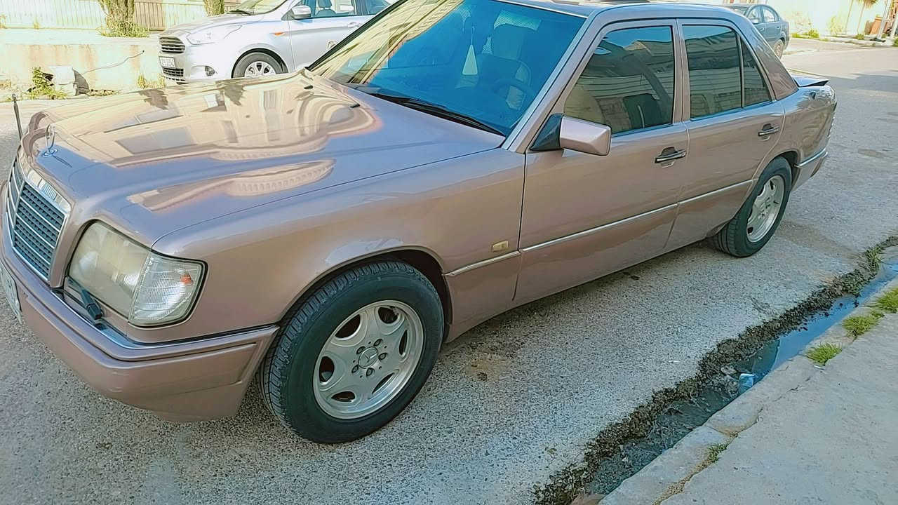 السلام عليكم
مارسيدس بيبي شبح موديل ١٩٩٤ 
حجم E220 خراطيم ٤سلندر
محرك كير مال كصة جديد على وضع الشركة
تبريد تدفية جديد على وضع الشركة
كهربايتها كلها شغاله وعلى وضع الشركة 
بردة كهربائي اسلايت روف 
طخم تايرات جديد 
ويل كب اصلي وشرط لاعواج ولاتصليح
غرفة جديدة 
كابون بانزين 
السيارة نظيفة مال بيت ومصروف عليها 
مكان السيارة الموصل 
للتواصل مع صاحب السيارة 
***********
***********
