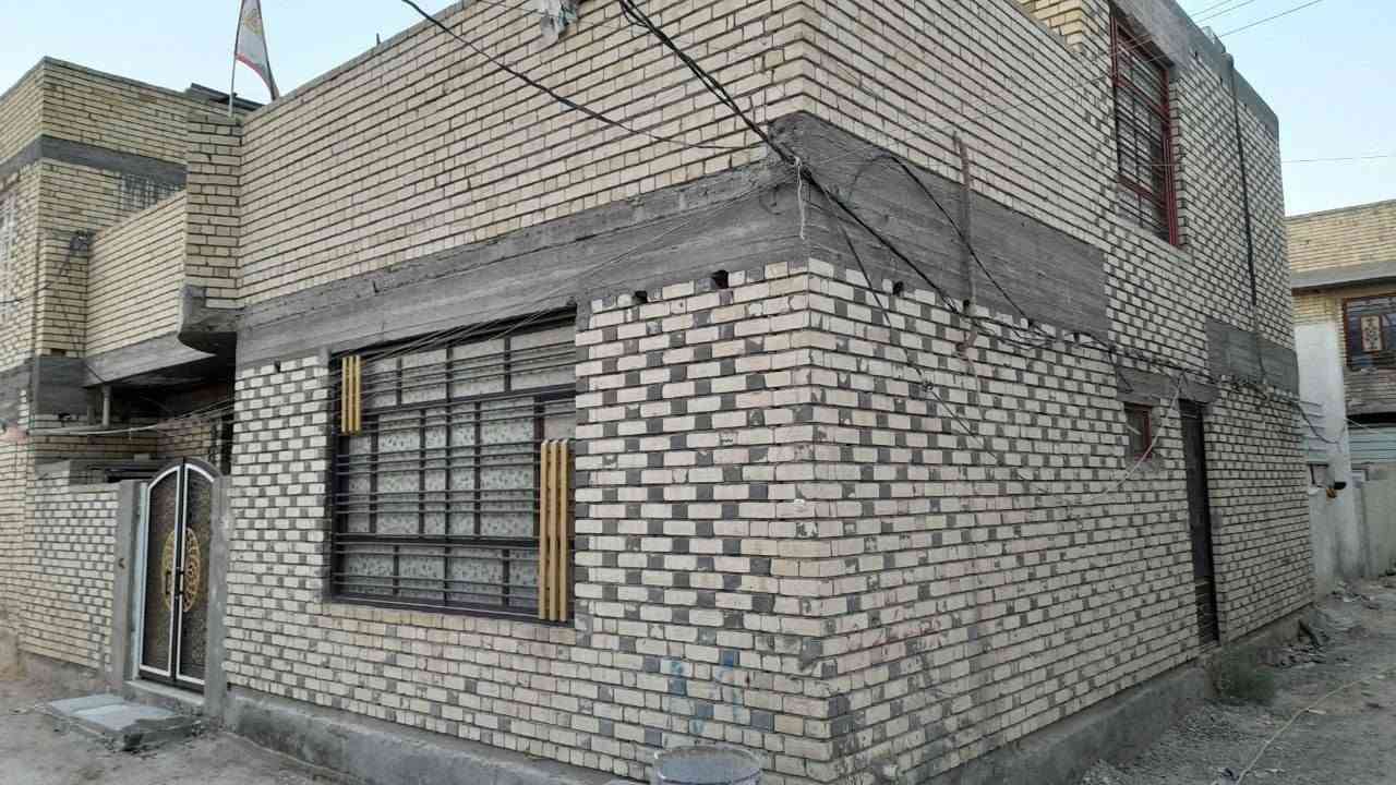 السلام عليكم دار للبيع طابو زراعي سند 25 المساحة 150 متر ركن بناء حديث سنة 2022. طابقين اربع غرف نوم 5×4 + صالة 6×4+ مطبخ 6×6 +حولي + ثلاث حمامات  +منور 4×2 الطابق الأول منجز من كاشي +سيراميك فول والطابق الثاني نقص لبخ للغرف(بياض) 
العنوان: الشعلة قطاع السادس شارع فؤاد المصور خلف فوج الطوارئ شارع مقرنص
للأستفسار الأتصال بصاحب الدار 
الرقم: ***********
