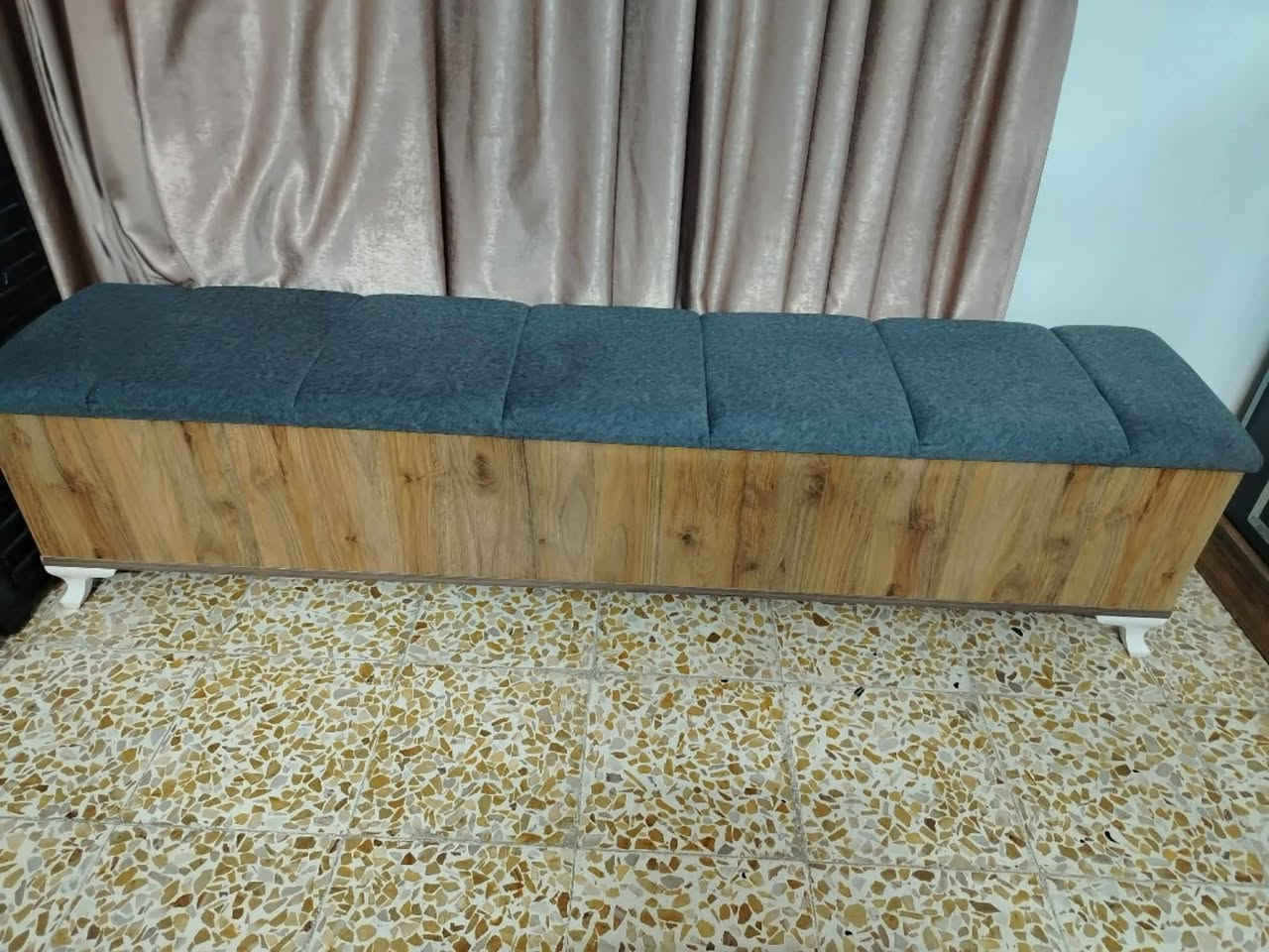 السلام عليكم عندي غرفه اخت جديده مكونه من تسع قطعه وتخت عراقي وبسعر مناسب للاستفسار الاتصال على الرقم ***********
