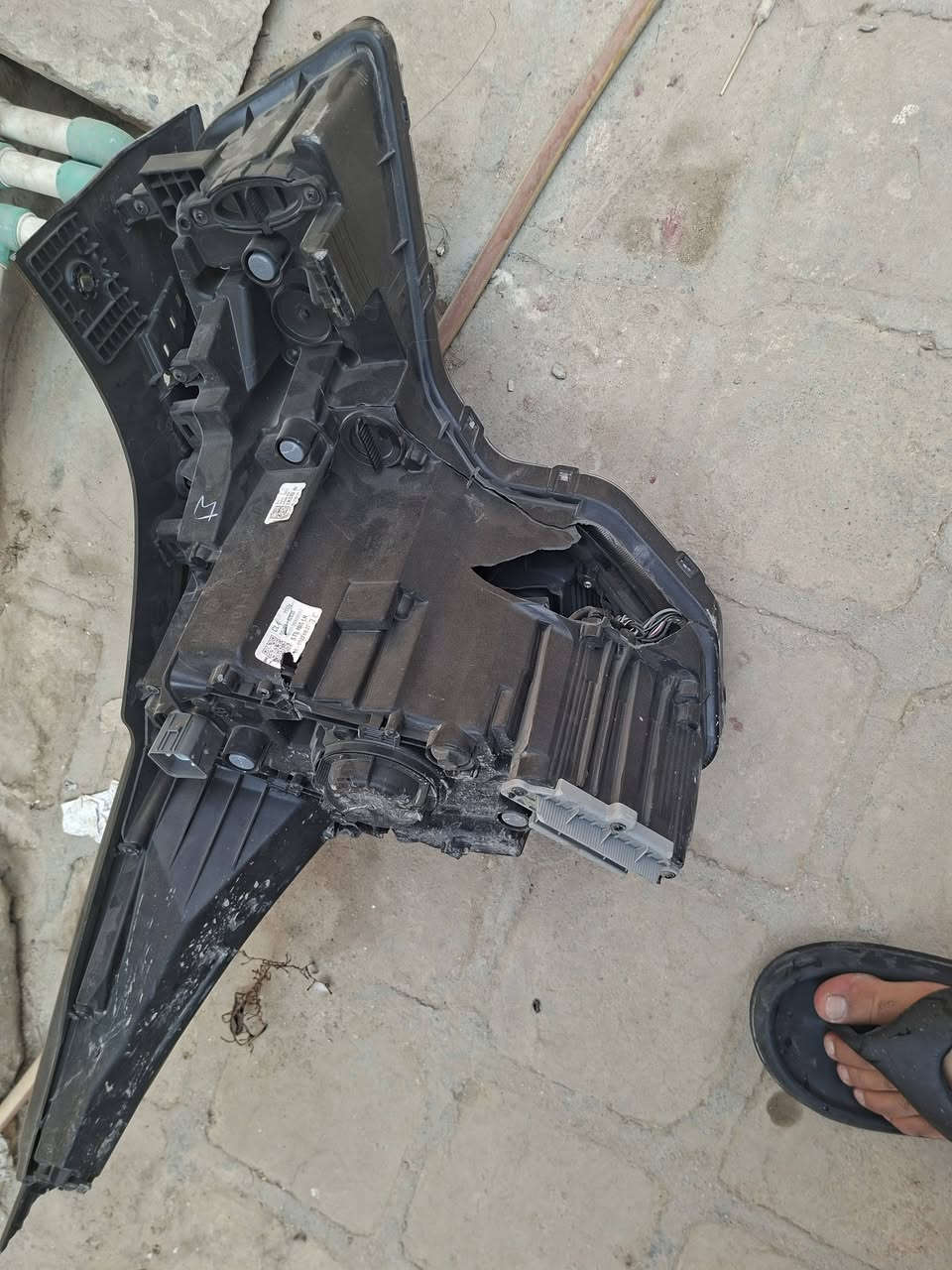 السلام عليكم عندي لايت مال كي 4 امريكي مكسوره الجامه 
وبي كسر بصيط من الخلف شغال رايده 150الف
