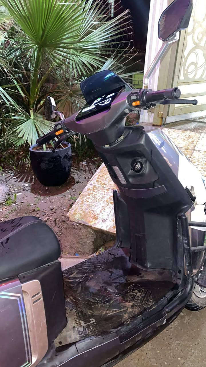 دراجة T-POWER )TAILG)
5 بطاريات كهربائيات شغالة *
كل الي بل دراجة مال شركة ما مبدل بيها شي فقط باتري واحد *
دشبول كهربائي يقرة بي شحن الدراجة و عداد شغال طبيعي *
معلومة * 
بيها مشكلة كهربائية ماعرف شنو لان مو صاحب خبرة بهيج دراجات تهبط شحن و أساساً هيه مشحونة شحن كامل * 
ييجي وياها شاحنتها *
*********** 
للتواصل
