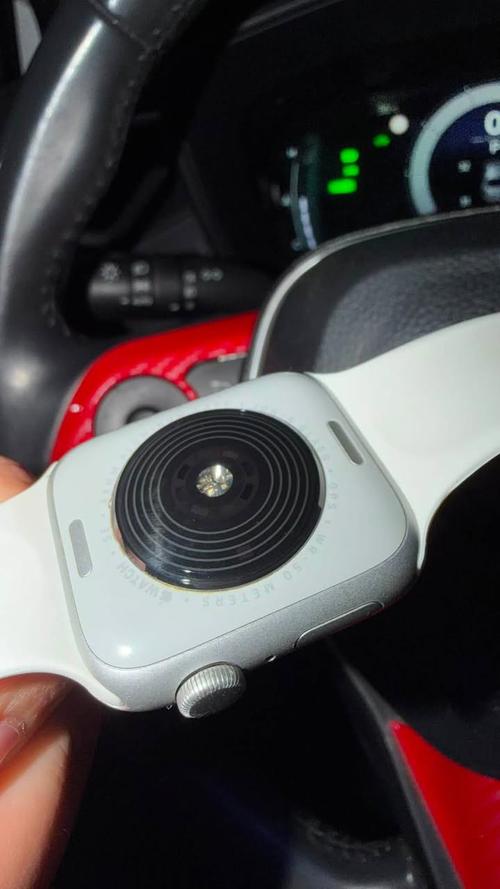 Apple Watch SE 2 – 44mm
ساعة Apple Watch SE الجيل الثاني، وياها الكارتونة الأصلية.

• صحة البطارية: 97%
• القياس: 44mm
• بطارية تدوم لحد 18 ساعة من الاستخدام
• الرد على المكالمات
• استقبال إشعارات التطبيقات وربطها بالساعة
• قياس نبضات القلب
• متابعة النشاط والتمارين الرياضية
• متابعة النوم والصحة
• GPS ومميزات أخرى

حالة الساعة:
• ما مفتوحة نهائياً
• ما داخلة صيانة
• ما متبدل بيها أي قطعة
• بيها شخوط بالشاشة، لكنها ما تأثر على اللمس أو الاستخدام
• الكارتونة موجودة

السعر: 275 ألف دينار
بيها مجال بسيط للشراي.

مكاني بغداد للتواصل ***********

الصور موضحة حالة الساعة وتفاصيلها بالكامل.
