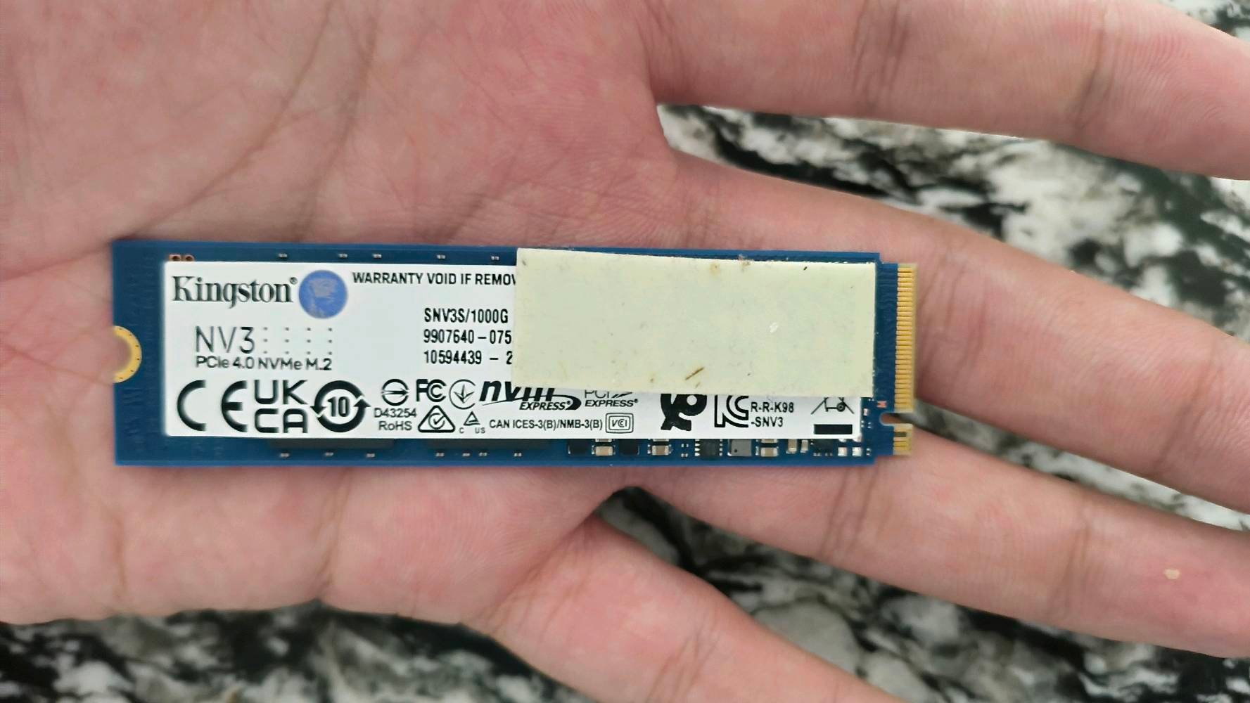 SSD KINGSTON 1TB

هارد انتاج الشركة العالمية كينجستون .
Brand: Kingston
Model: NV3
Part Number: SNV3S/1000G
Capacity: 1TB
Form factor: M.2 2280
Interface: PCIe 4.0 NVMe
Read: حتى 6000 MB/s
Write: حتى 4000 MB/s
الهارد شبه جديد استخدام جدا قليل يرهم لابتوب و بي سي

رقمي للتواصل : *********** 


ممكن تذكر شكد مستخدم الـ SSD وهل عليه أي مشاكل أو عطب؟: 
تقريبا شهرين ومابيه اي مشاكل
القطعة أصلية لو مستعملة، وهل وياها العلبة أو الفاتورة/الضمان؟: 
اصلية مستعملة نظيف
وين موقعك بالعراق حتى تنذكر بالتفاصيل وإمكانية التسليم؟: 
بغداد
هل تقبل فحص قبل الشراء؟: 
نعم 