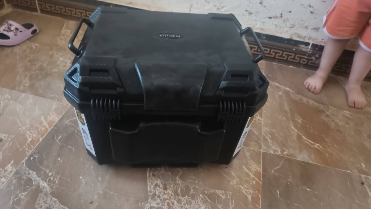 صندك مال دراجه يرهم على جميع الدراجات صندوك اصلي ومبطن جيوم ويا مفتحين قفله ٢٥ لنو مشتريه غالي التوصل على هذا الرقم ***********
