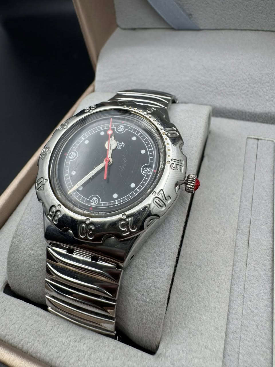 ساعة سواتش …. Swatch
الحركه : كوارتز ( بطاريه ) 
الصناعه : سويسري اصلي 
المواصفات : 
ساعه جديد لوك مخزن 1998 سير مطاط 
بالعلبه الاصليه والمرفقات 
القطر : 38 m 
السعر : 85 $ فقط …. مع التوصيل 
التواصل : 
خاص ( ماسنجر ) 
او … إتصال مع واتساب  ***********

#البصراوي
#للساعات
#اختيارك 
#الامثل
