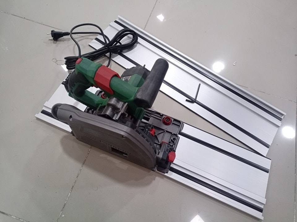 منشار غطس كهربائي (Plunge Saw) بقوة 1200 واط من ماركة منشار غطس باركسايد.
القدرة الكهربائية: 1200 واط
.قطر الشفرة (القرص): 165 ملم

المميزات الرئيسية

القطع الدقيق: يتيح لك بدء القطع من منتصف اللوح بفضل نظام الغطس

.التوجيه المستقيم: يعمل مع سكة توجيه ألومنيوم لضمان خطوط قطع مستقيمة

.إدارة الغبار: مزود بفتحة لتوصيل خرطوم شفط الغبار ونظافة مكان العمل

📍السعر (45 ألف) 

التواصل واتساب ***********
