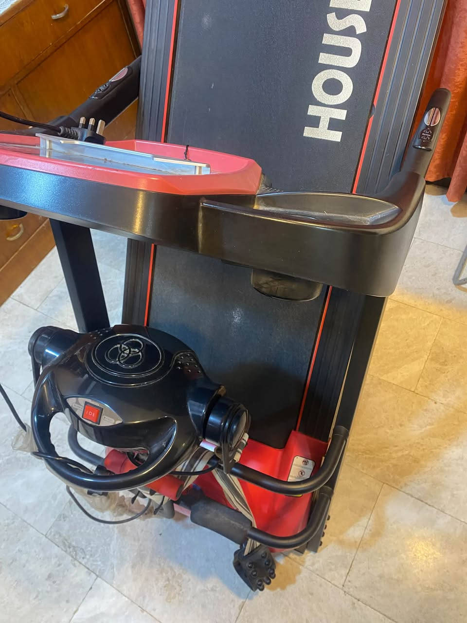 جهاز جري (تريدميل) ماركة House Gym بحالة ممتازة جداً للبيع في بغدادتفاصيل الجهاز:الماركة: House Gym (هاوس جيم) الغنية عن التعريف.النوع: متعدد الوظائف (يحتوي على جهاز مساج شغال وكفاءة عالية).المواصفات: دبل ماطور (يحتوي على خاصية الميلان الجبلي الأوتوماتيكي Incline والتحكم بالسرعات من الشاشة واليد).التحمل: يتحمل أوزان عالية (تصل إلى 130-140 كغم).الحالة: نظيف جداً بحالة شبه جديدة، الشاشة سليمة 100%، والحزام والماطور يعملان بنعومة وبدون أي أصوات أو مشاكل.الموقع: بغداد كراده داخل .السعر: 350 الف بي مجال بسيط متواجد واتساب ***********
