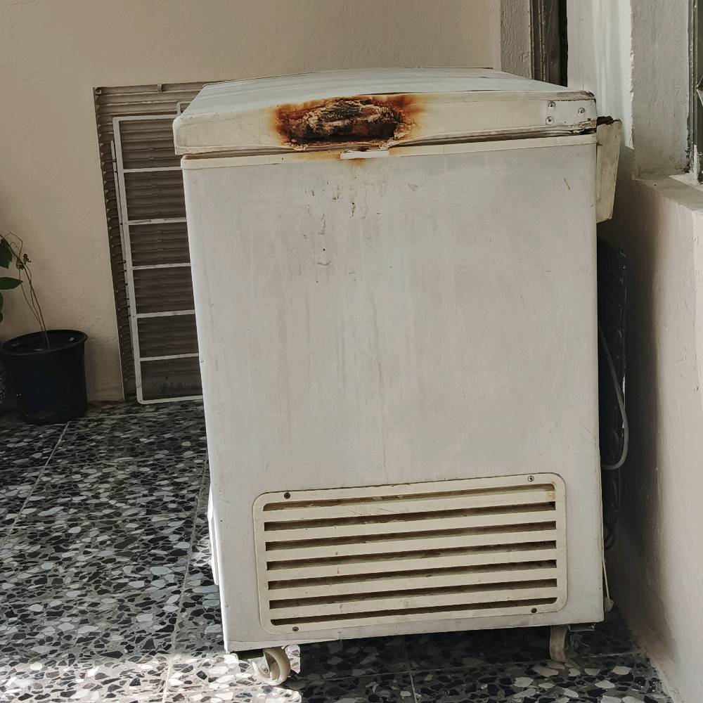 مجمدة مضيفة للبيع شغالة ما بيها عطل ضررها بسيط مجرد حرك قيليل موضح بالصورة ويدة ما بيها وصوتها عالي شوي السعر 100وقابل للتفاوض مكانها بغداد مدينة الصدر قطاع ٢١
