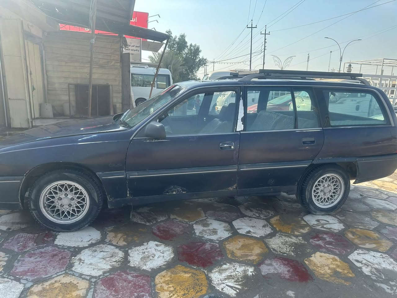 اوبل اوميكا موديل ٨٩ السياره متروكه حالياً هذا وضعهه قبل سياره مال شغل
المكان بغداد وهذا رقمي ***********
