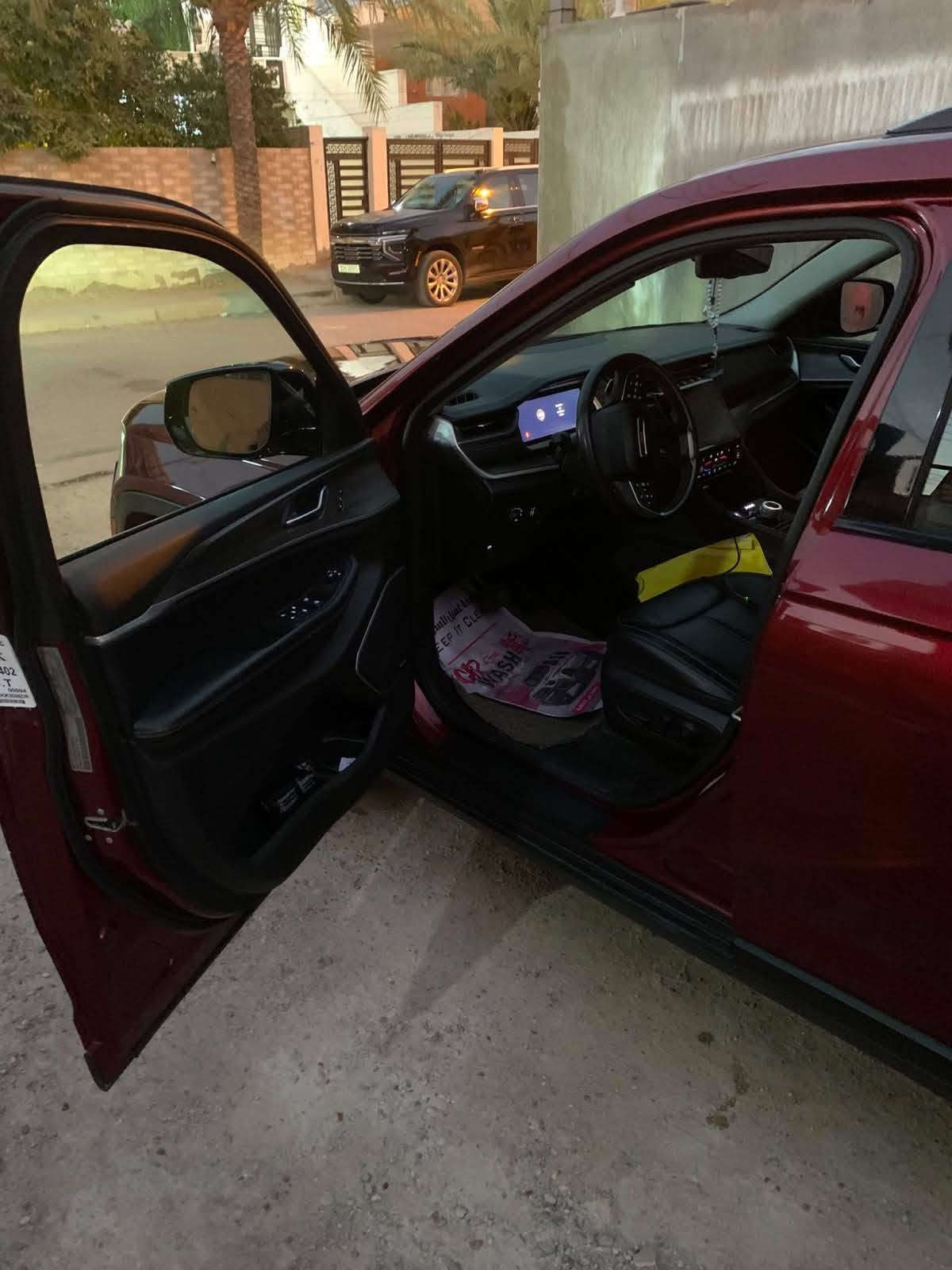 🚗 للبيع: جيب شيروكي ليمتد 2023
📍 مكان السيارة: بغداد 
📞 للتواصل: ***********
💰 السعر: ٢١٠ ورقة – قابل للتفاوض
📊 المسافة المقطوعة: ٢٦ مايل فقط
🛠️ المحرك: 6 سلندر – 3600cc

⚙️ المواصفات (فئة ليميتد):
• مقاعد جلدية فاخرة
• مقاعد أمامية تبريد وخلفية قابلة للتدفئة
• فتحة سقف بانورامية
• 7 مقاعد
• نظام دفع رباعي (4WD)
• تشغيل عن بُعد
• بصمة تشغيل
• بصمة أبواب
• شاشة وسطية كبيرة تدعمApple CarPlay
و Android Auto
• كاميرا 360 درجة
• باب خلفي كهربائي
• مصابيح LED أمامية وخلفية + أضواء ضباب
• مرايا جانبية كهربائية + نوافذ كهربائية بالكامل
• مقاعد فخمة 
• ناقل حركة ماوس 
‎شاشات عدد ٣ 
كامره عدد ٣ 
وبعد هواي مواصفات 

⚠️ أضرار السيارة:
ابيع السياره حزام بدون لغود وشواصي حادث سطحي
