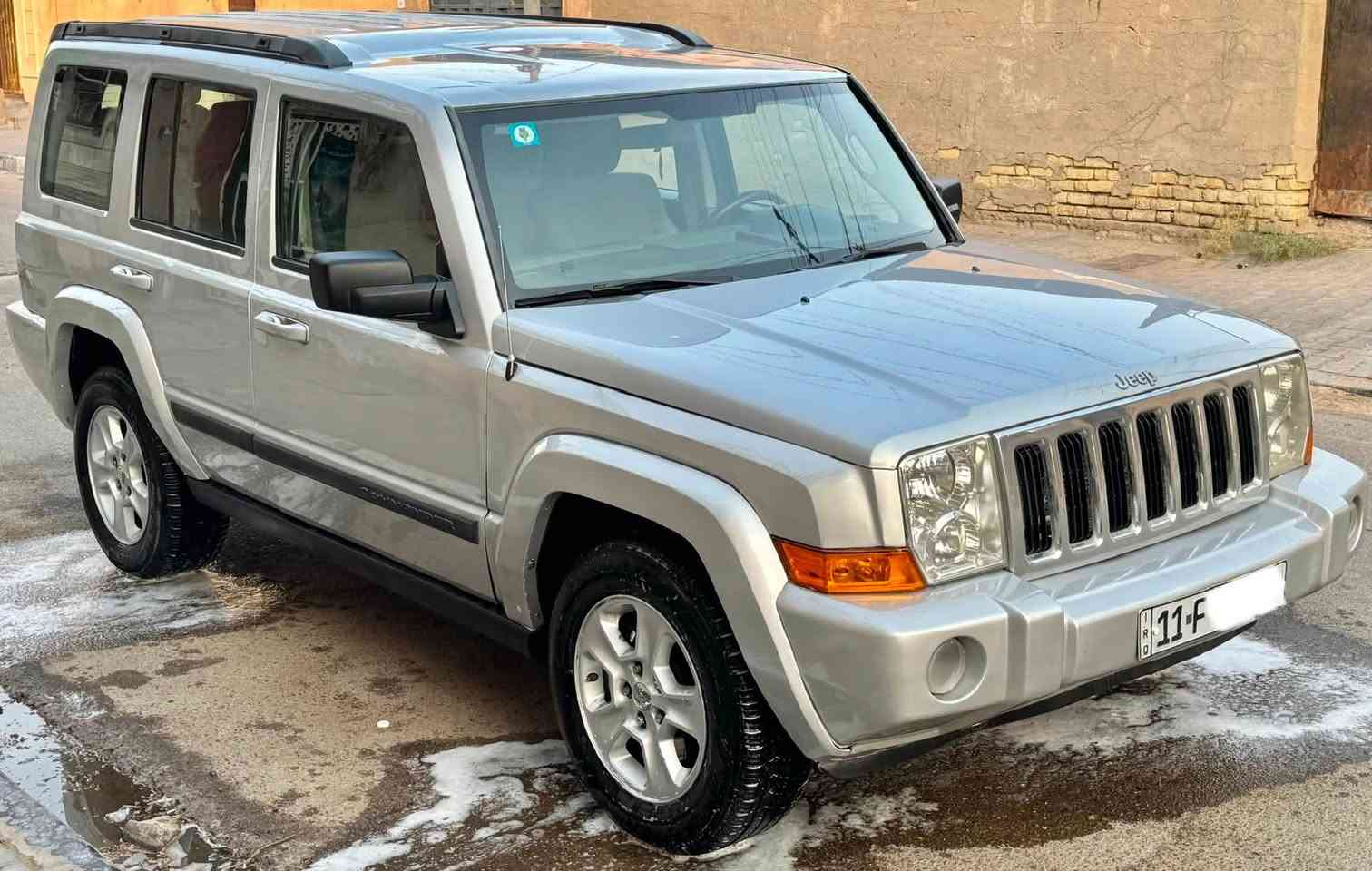 السلام عليكم للبيع جيب كومندر موديل 2007 مكفولة من الضربة و التبديل بيها ثلاث قطع صبغ فقط و بيها سونار و مكفولة من المكينة و الكير و الحدادية و الكهربائيات و التبريد ثلج ثلاث قطع و حجم المكينة (6/3700) و شاشة و كامرة و تحكم ستيرن و كشن السايق كهرباء و حساسات شغالة و المري كهرباء و لايت زنون السيارة جاهزة و جديدة و رقم بغداد بأسمي شخصياً و سنوية جديدة المكان البصرة الأمن الداخلي و السعر (96) و بيها مجال للشراي للأستفسار ‭***********‬ .
