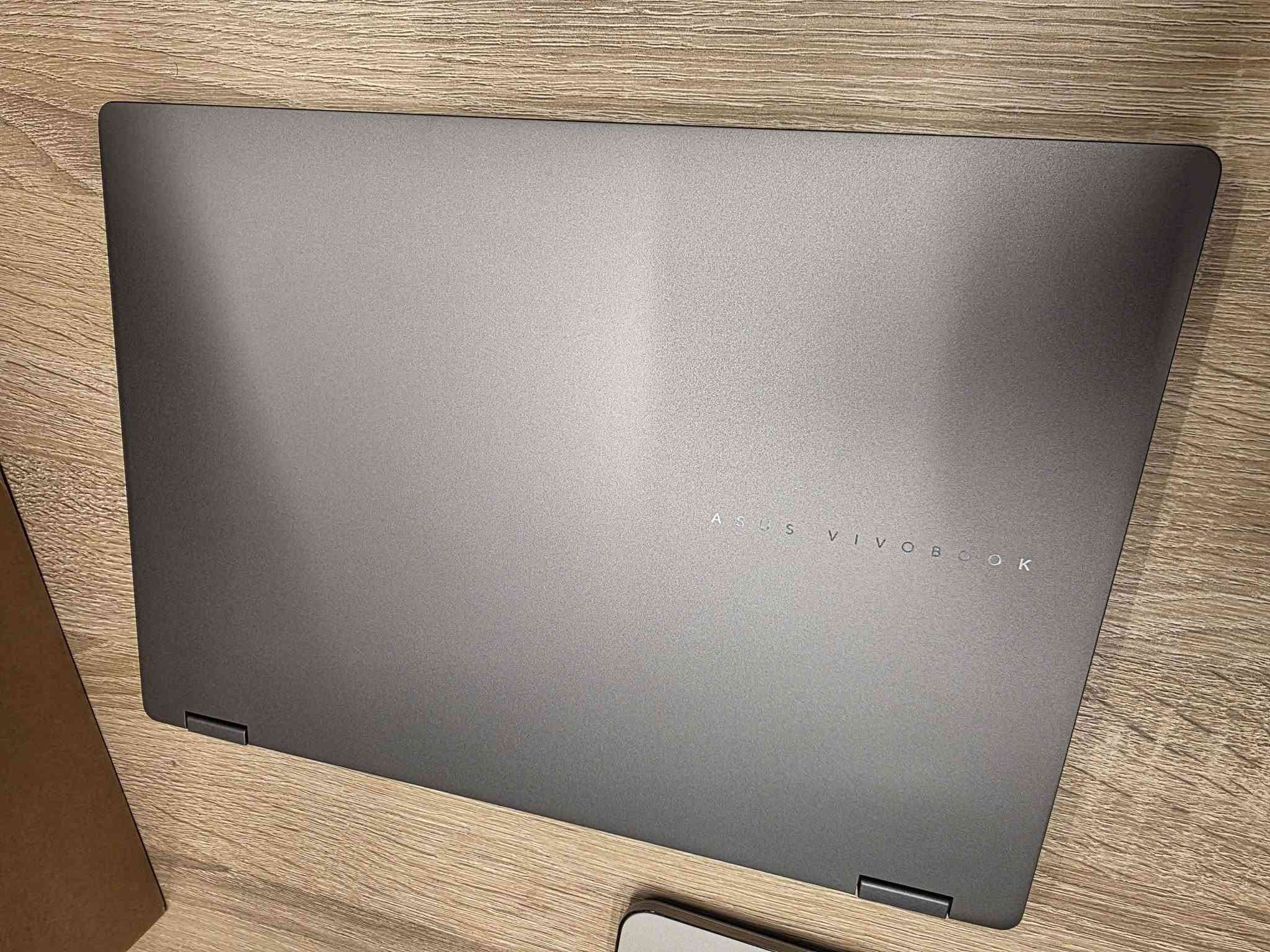 کوردی- عربي

لاپتۆپی ناوازەی ASUS Vivobook 14 Flip (Touch & 360°) بۆ فرۆشتن! 😍 

ئەگەر بەدوای لابتۆپێکی هێندە بەهێز، شاشە نایاب و مۆدێرندا دەگەڕێیت، ئەم دەرفەتە لەدەست مەدە. بە خاوێنی زۆر بەرز (زۆر لە ئاکتیڤ نوێ دەچێت). 

🔹 تایبەتمەندییەکان (Specifications):
• پڕۆسێسەر (Processor): Intel Ultra 7 256V — نەوەی نوێی پڕۆسێسەرەکانی ئینتێل بە خێراییەکی بێخەوش و ژیری دەستکرد (AI).
• گرافیک کارت (Graphics): Intel Arc 140V Graphics — هێزێکی گرافیکی بێوێنە کە هاوتای کارتە دەرەکییەکان کار دەکات؛ گونجاوە بۆ مۆنتاژ، دیزاین و تەنانەت مێتا گیمینگ بە بەرزترین کارایی و کەمترین بەکاربردنی وزە.
• میمۆری (RAM): 16GB DDR5 — خێراترین جۆری ڕام بۆ ڕاپەڕاندنی چەندین کاری قورس پێکەوە.
• هارد (Storage): 512GB NVMe SSD — خێراییەکی بێسنوور لە گواستنەوەی داتا و داگیرسانی سیستەم.
• شاشە (Screen): 14" OLED Touch (360 Degree) — شاشەی ئۆلێدی ئێج دی بە ڕەنگی ڕاستەقینە و زەق، لەگەڵ تایبەتمەندی لەمس (تاچ) کە ٣٦٠ پلە دەسوڕێتەوە و دەبێت بە تابلێت. 

🔹 دۆخی ئامێرەکە (Condition):
• زۆر زۆر پاک و بێ کێشە (In very good condition).
• تەندروستی باتری (Battery Health): 94% (بەرگەی چەندین کاتژمێر کارکردن دەگرێت).
• لەگەڵ کارتۆن و شەحنکەرەوەی ئەسڵی خۆی (With Box & Charger). 

💵 نرخ (Price): 1,250,000 دیناری عێراقی 

عربي 
لابتوب راقي ASUS Vivobook 14 Flip (لمس يفتر 360 درجة) للبيع! 🔥 

لأصحاب الذوق الرفيع والشغل الثقيل، متوفر جهاز بمواصفات خارقة ونظافة شبه جديد (بحالة ممتازة جداً). 

🔹 المواصفات (Specifications):
• المعالج (Processor): Intel Ultra 7 256V — الجيل الأحدث من إنتل، سرعة فائقة مع دعم كامل للذكاء الاصطناعي.
• كارت الشاشة (Graphics): Intel Arc 140V — كارت شاشة جبار يقدّم أداء رسومي عالي جداً ينافس الكروت المنفصلة، ممتاز لأعمال المونتاج، التصميم الهندسي، والألعاب، ويتميز باستهلاك طاقة منخفض وحرارة مستقرة.
• الذاكرة (RAM): 16GB DDR5 — أسرع رام متوفر بالسوق يضمن الكلاسة التامة بالتصفح والبرامج الثقيلة.
• التخزين (Storage): 512GB NVMe SSD — سرعة فائقة بفتح النظام ونقل الملفات بلمحة عين.
• الشاشة (Screen): 14" OLED Touch 360° — شاشة أوليد خرافية من ناحية الألوان والوضوح، تدعم اللمس وتفتر 360 درجة يعني تكدر تستخدمه كلاب توب أو كـ تابلت (لوحي). 

🔹 حالة الجهاز (Condition):
• نظيف جداً وفوق الممتاز (Very good condition).
• نسبة البطارية (Battery Health): 94% (تدوم لساعات طويلة من العمل المتواصل).
• يجي وياه الكارتون والشاحن الأصلي (With Box & Charger). 

💵 السعر (Price): 1,250,000 دينار عراقي 

للاستفسار أو الشراء، يرجى المراسلة على الخاص أو الاتصال. أربيل, العراق
